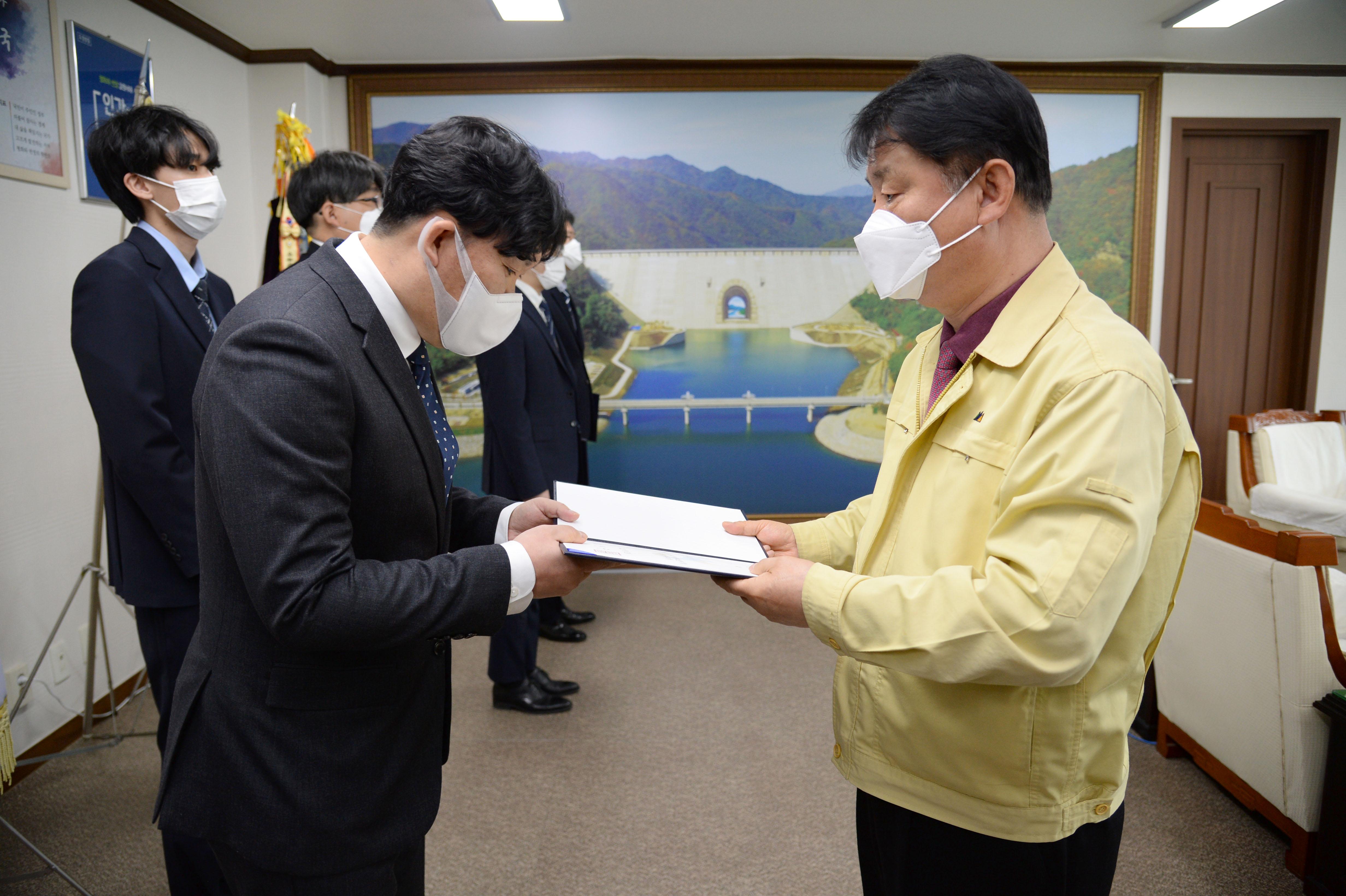 2021 화천군 인사발령자 임용장 수여식 의 사진