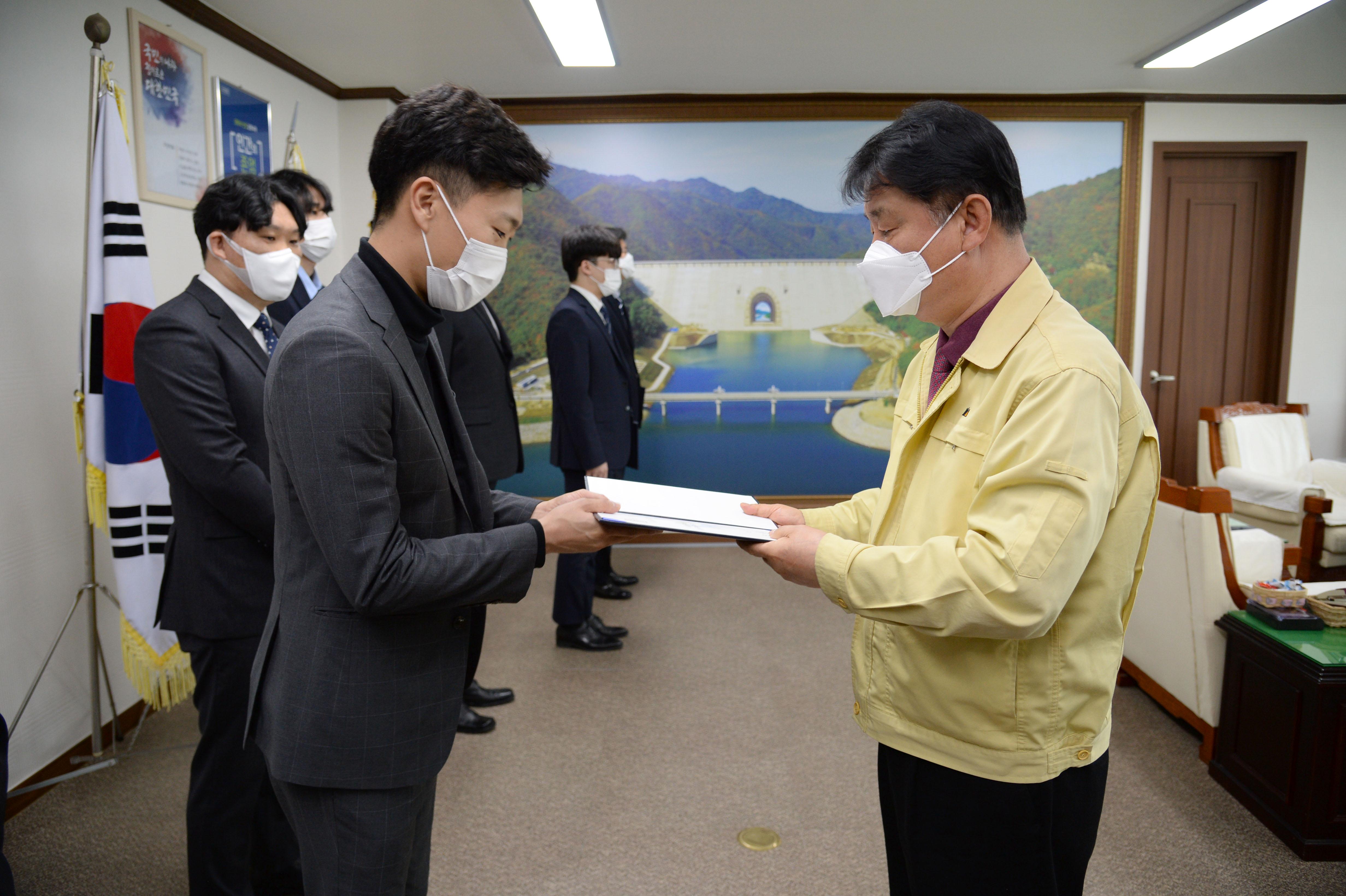 2021 화천군 인사발령자 임용장 수여식 의 사진