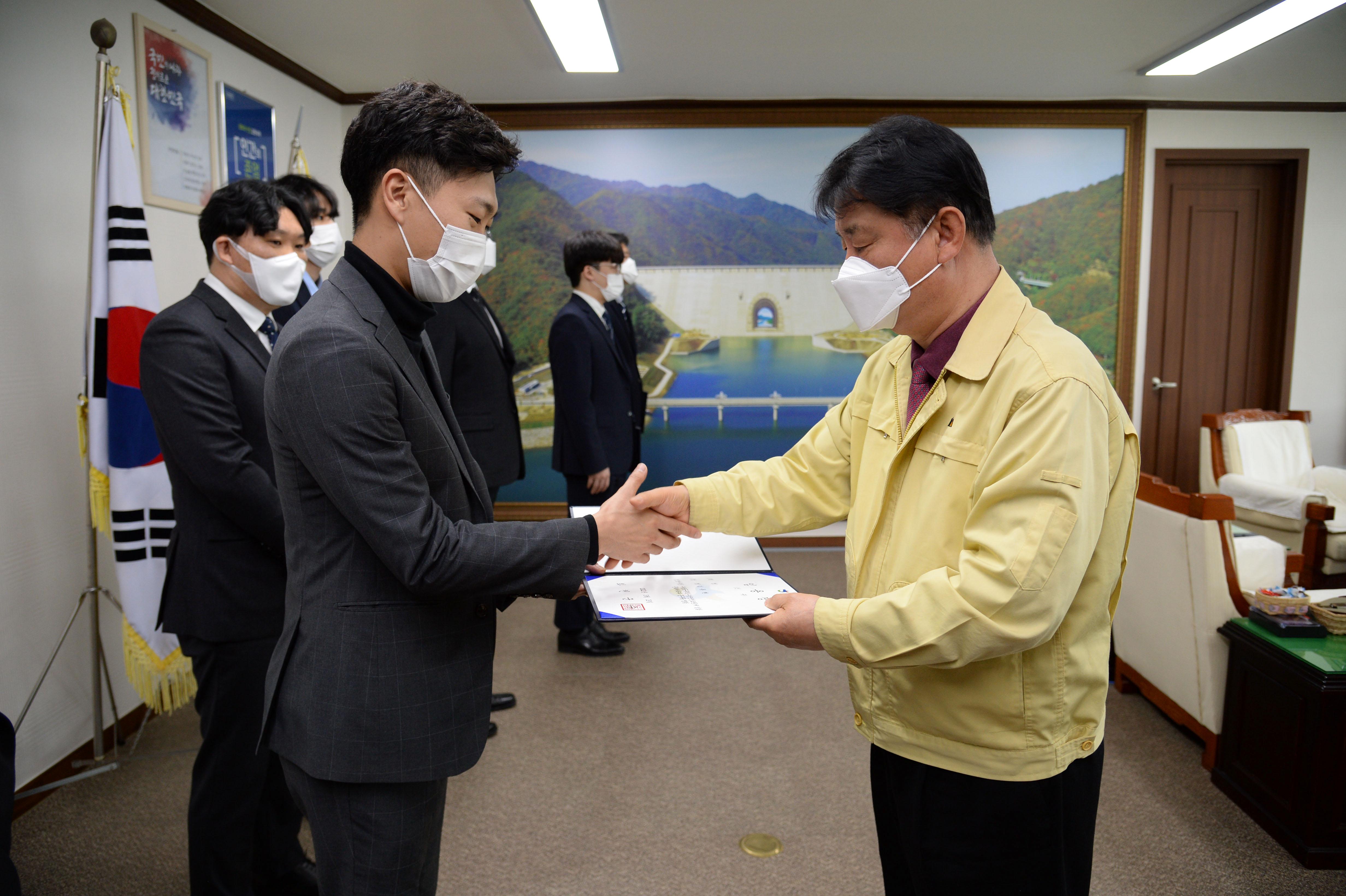 2021 화천군 인사발령자 임용장 수여식 의 사진