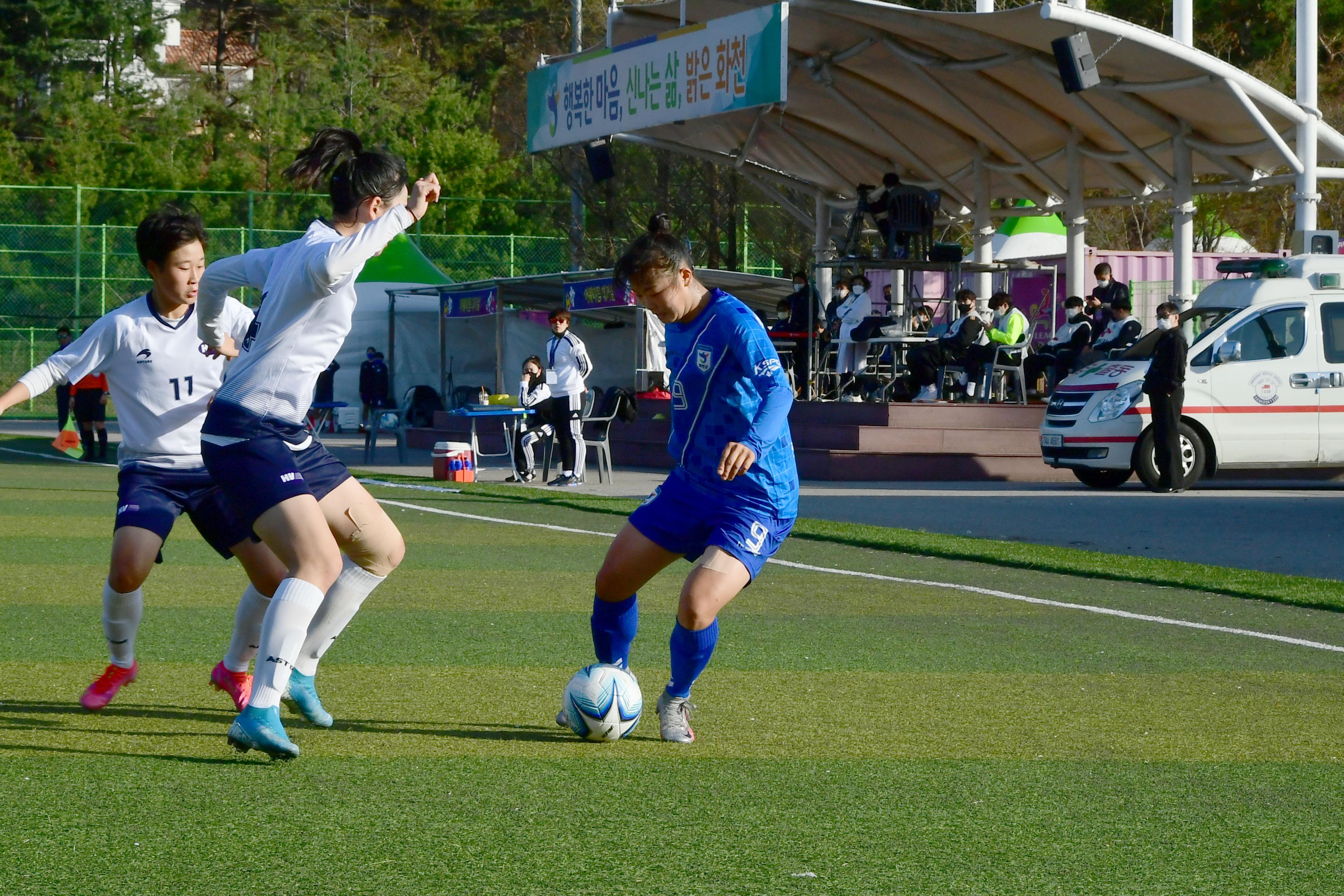 2021 행복교육도시화천 춘계한국여자축구연맹전 의 사진