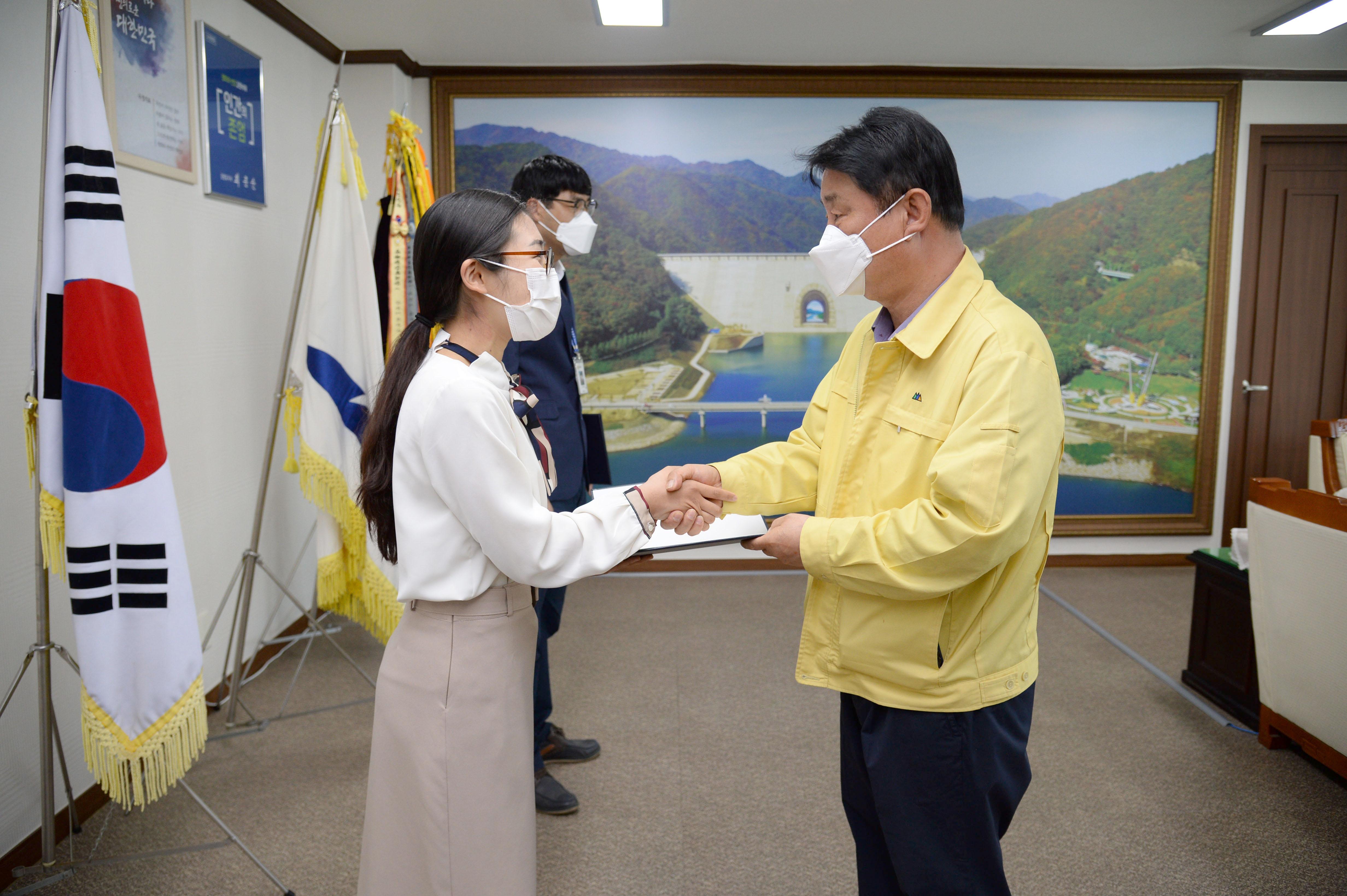 2021 화천군 인사발령자 임용장 수여식 의 사진