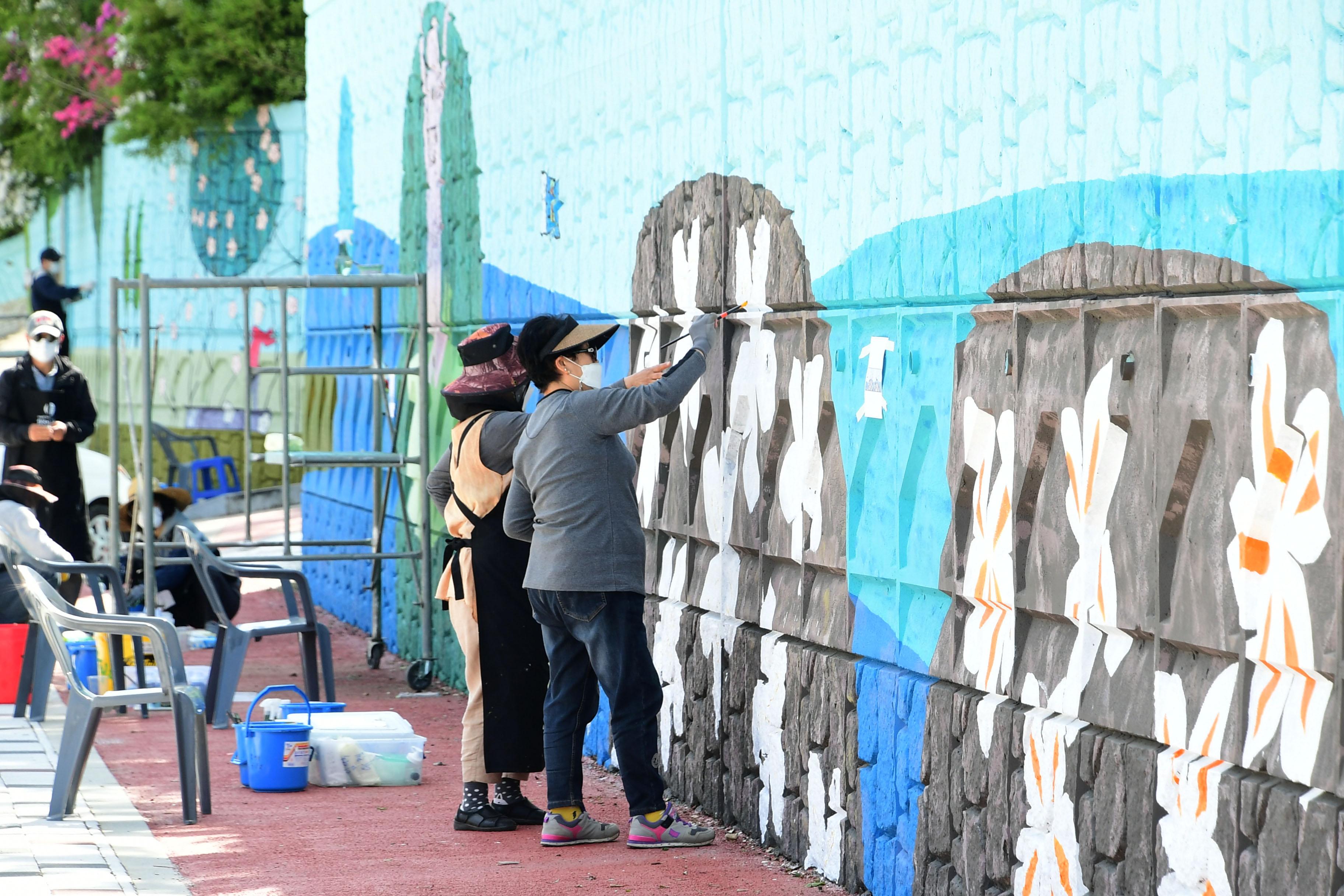2021 화천공공미술 프로젝트 화천중고등학교 벽화작업 전경 의 사진