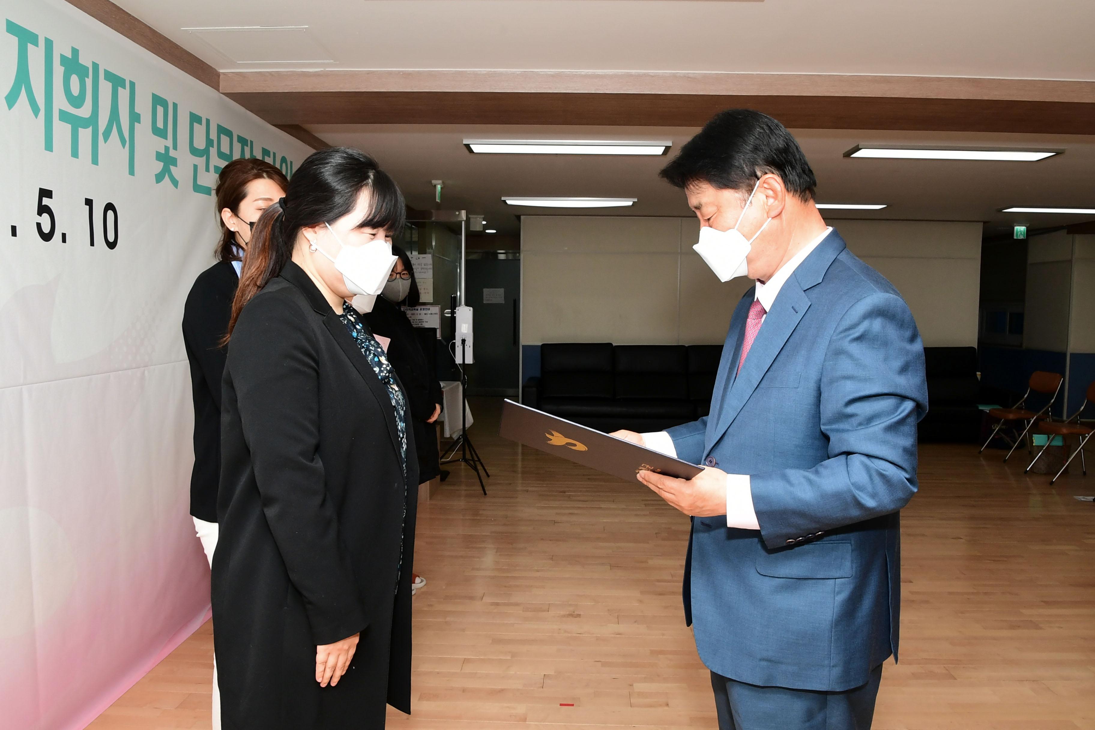 2021 화천군여성합창단 신임 지휘자 및 합창단원 위촉장 수여식 의 사진