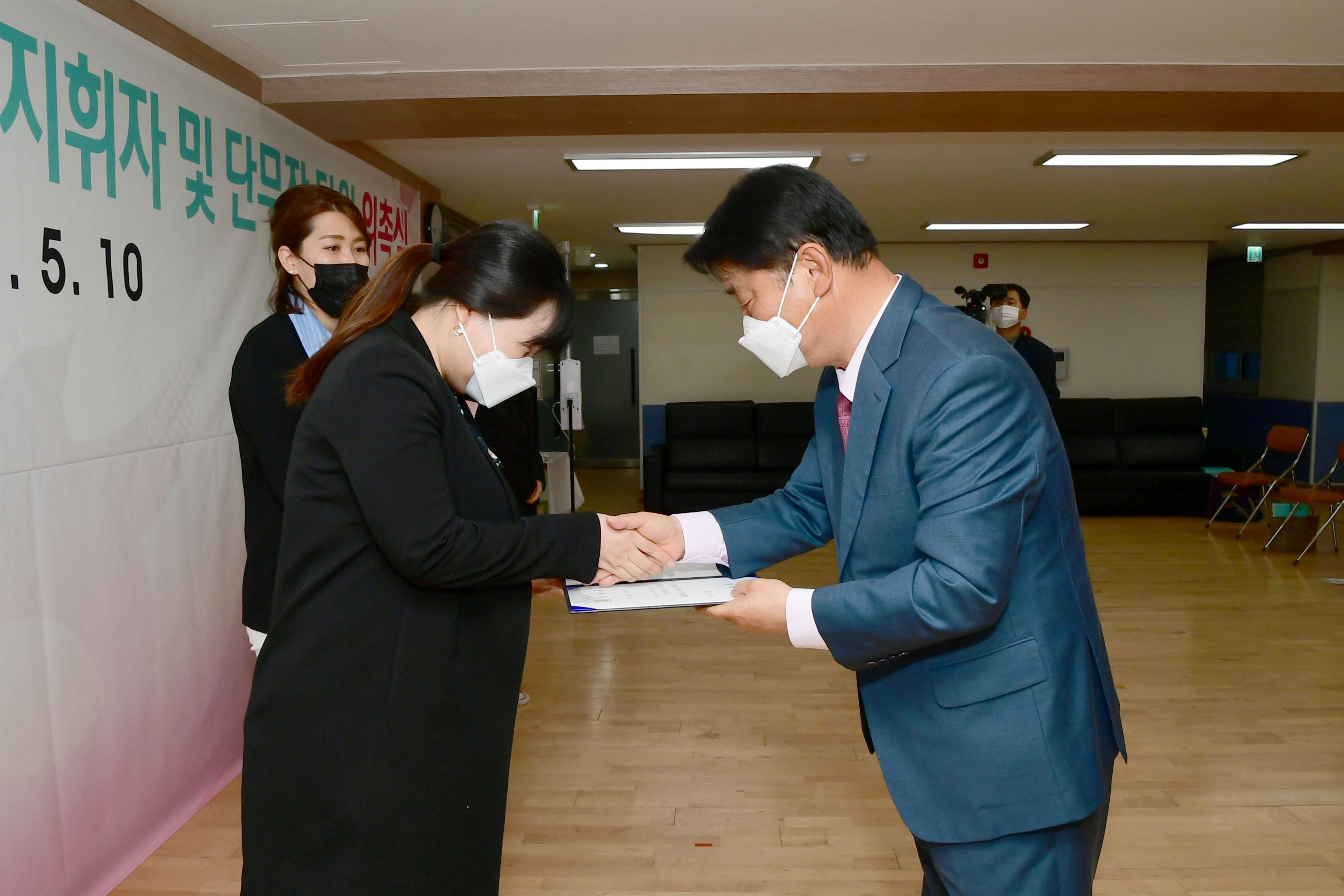 2021 화천군여성합창단 신임 지휘자 및 합창단원 위촉장 수여식 의 사진