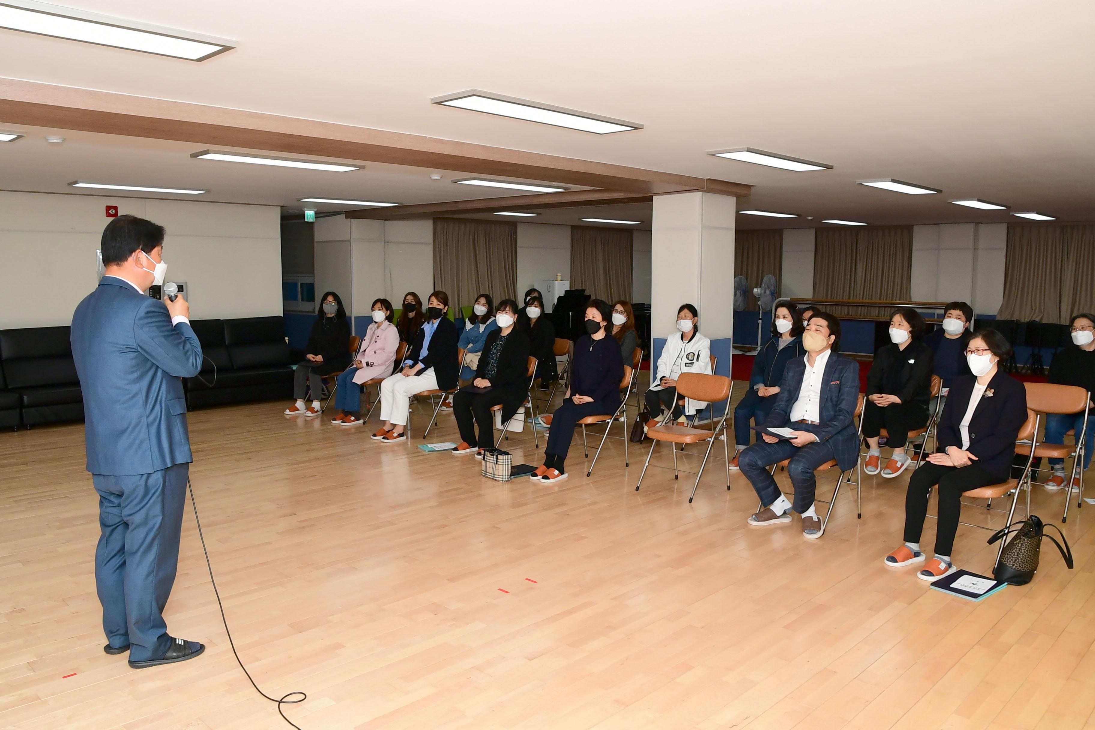 2021 화천군여성합창단 신임 지휘자 및 합창단원 위촉장 수여식 의 사진