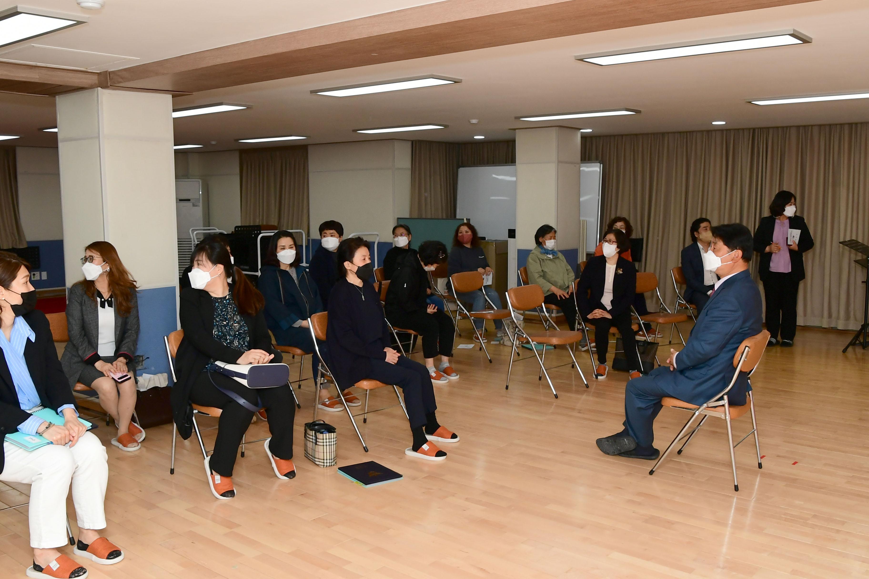 2021 화천군여성합창단 신임 지휘자 및 합창단원 위촉장 수여식 의 사진