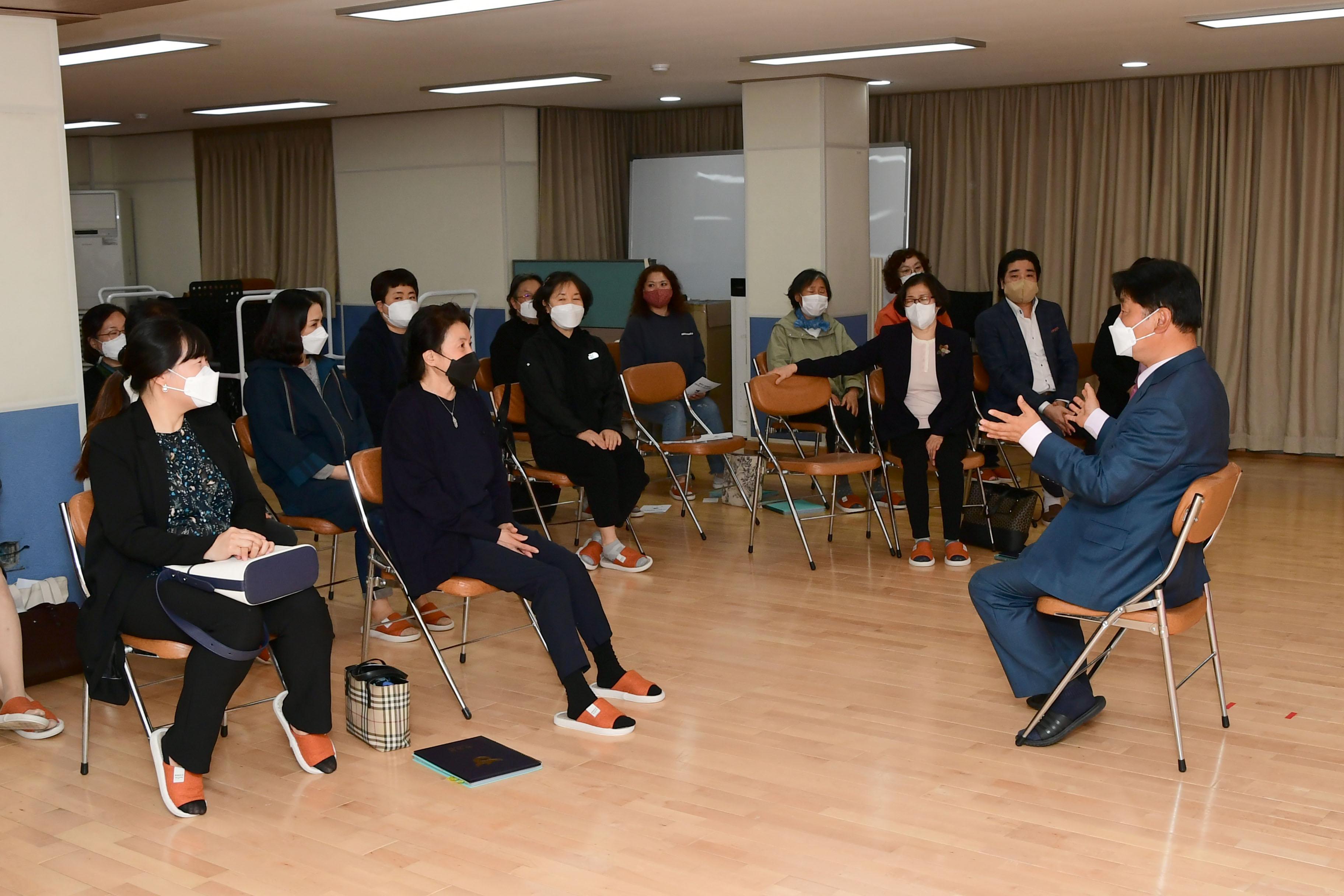 2021 화천군여성합창단 신임 지휘자 및 합창단원 위촉장 수여식 의 사진