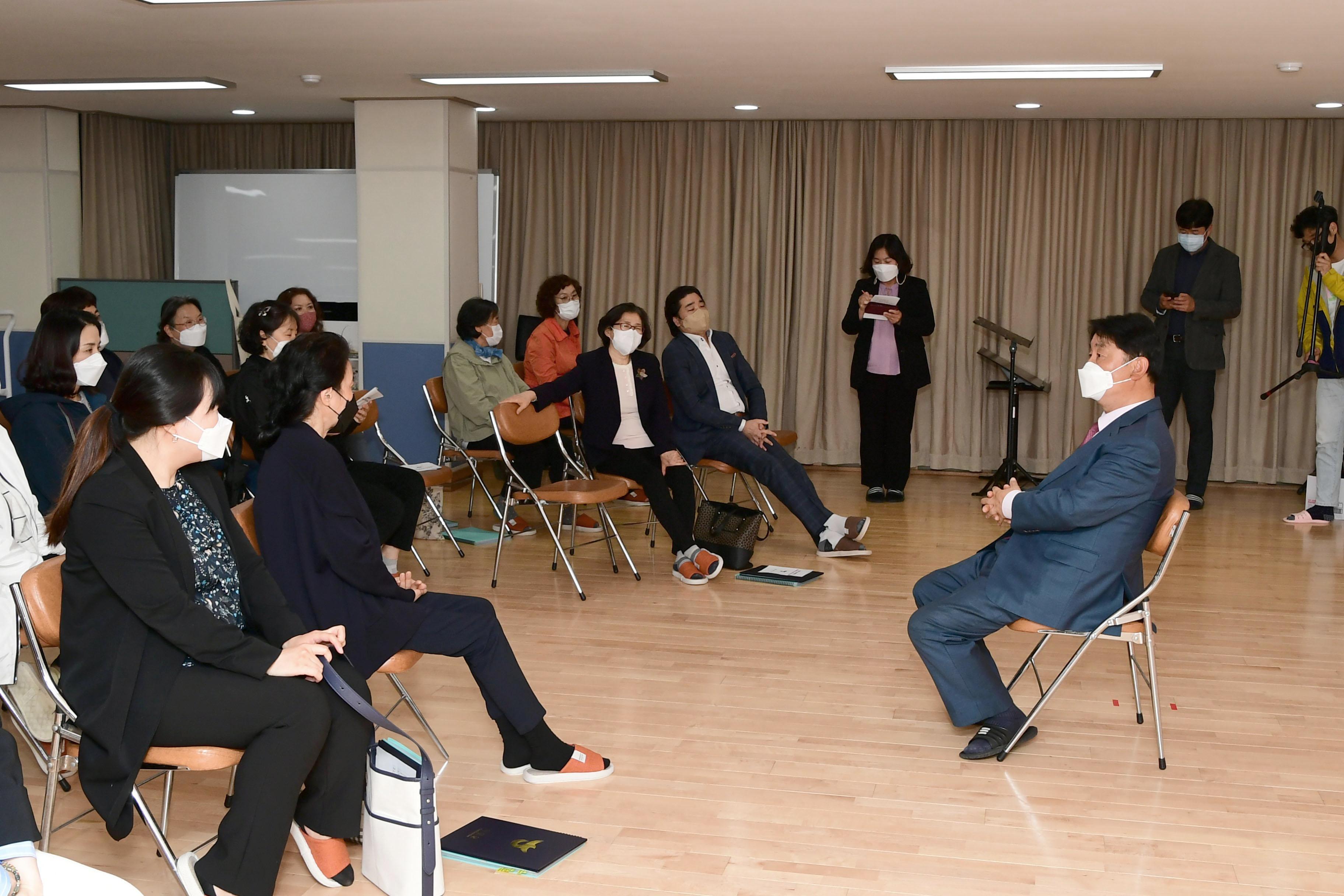 2021 화천군여성합창단 신임 지휘자 및 합창단원 위촉장 수여식 의 사진