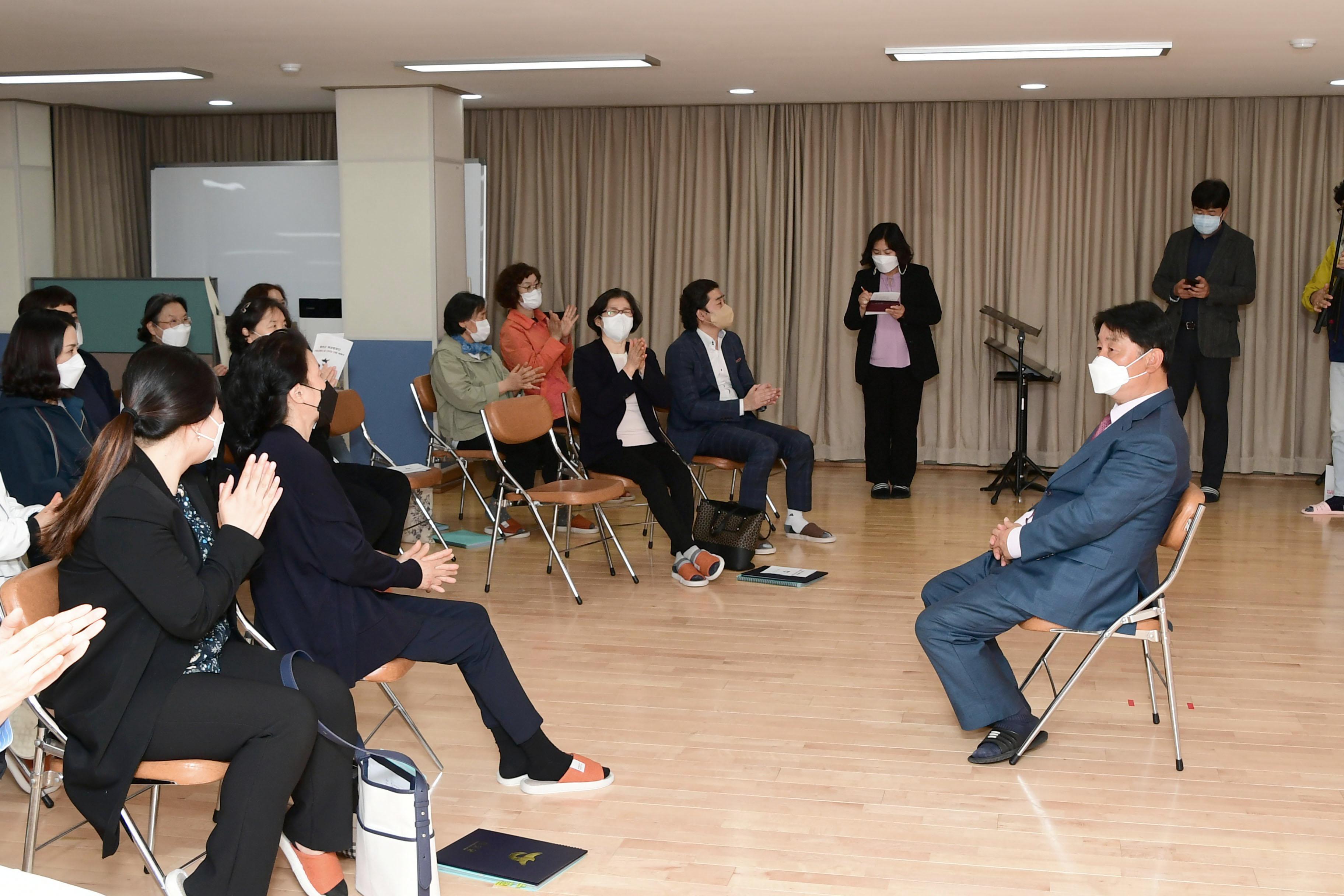 2021 화천군여성합창단 신임 지휘자 및 합창단원 위촉장 수여식 의 사진