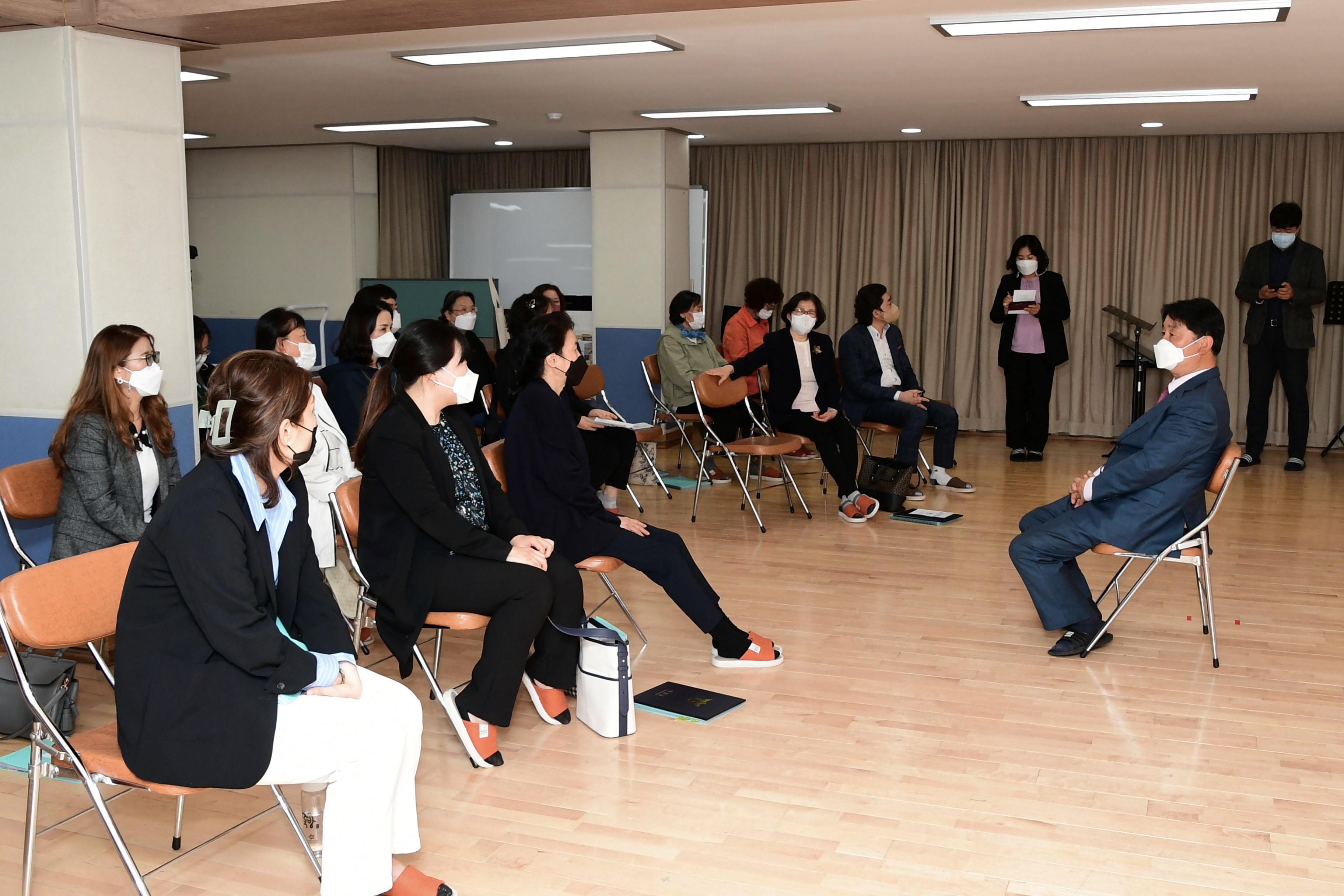 2021 화천군여성합창단 신임 지휘자 및 합창단원 위촉장 수여식 의 사진