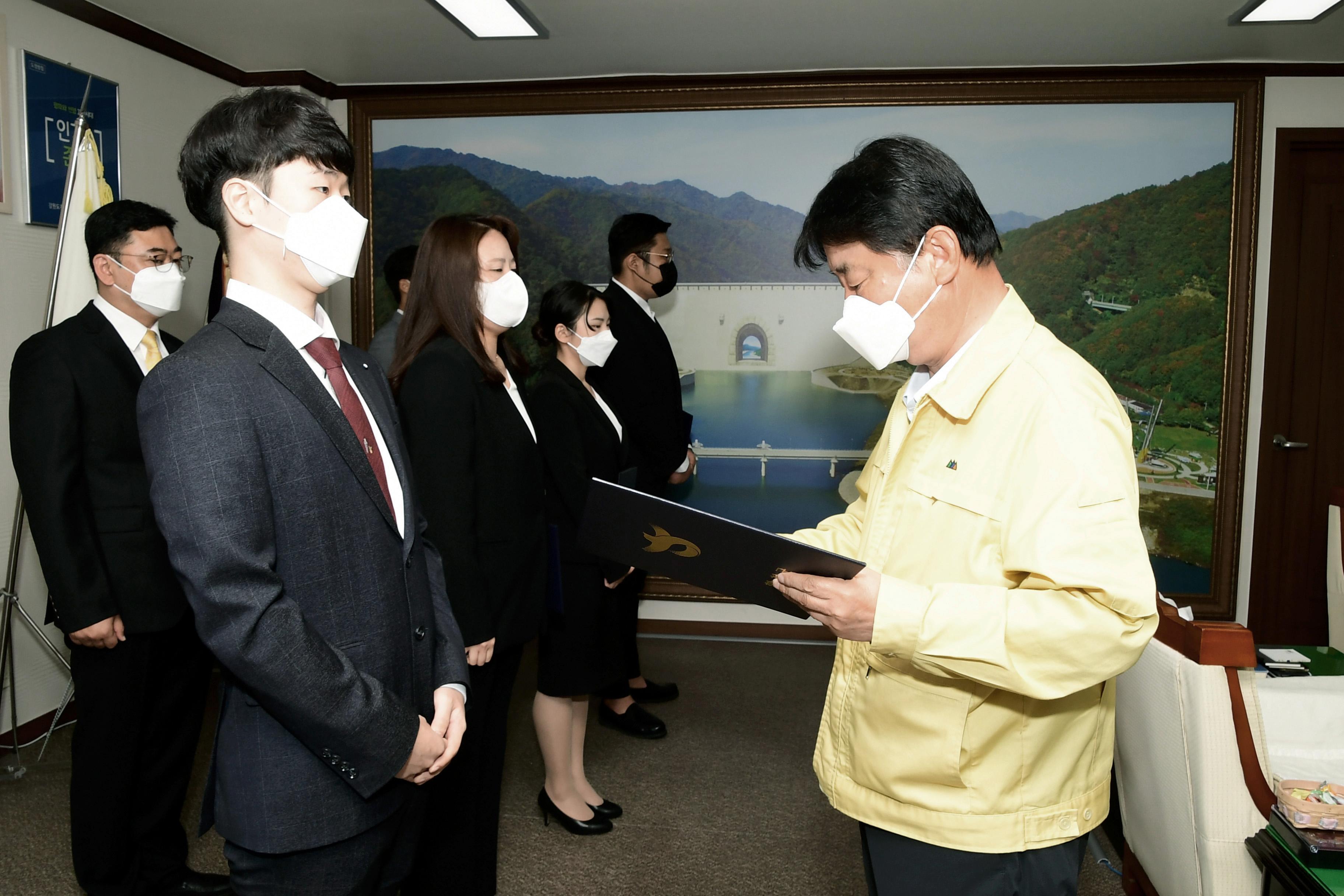 2021 화천군 인사발령자 임용장 수여식 의 사진