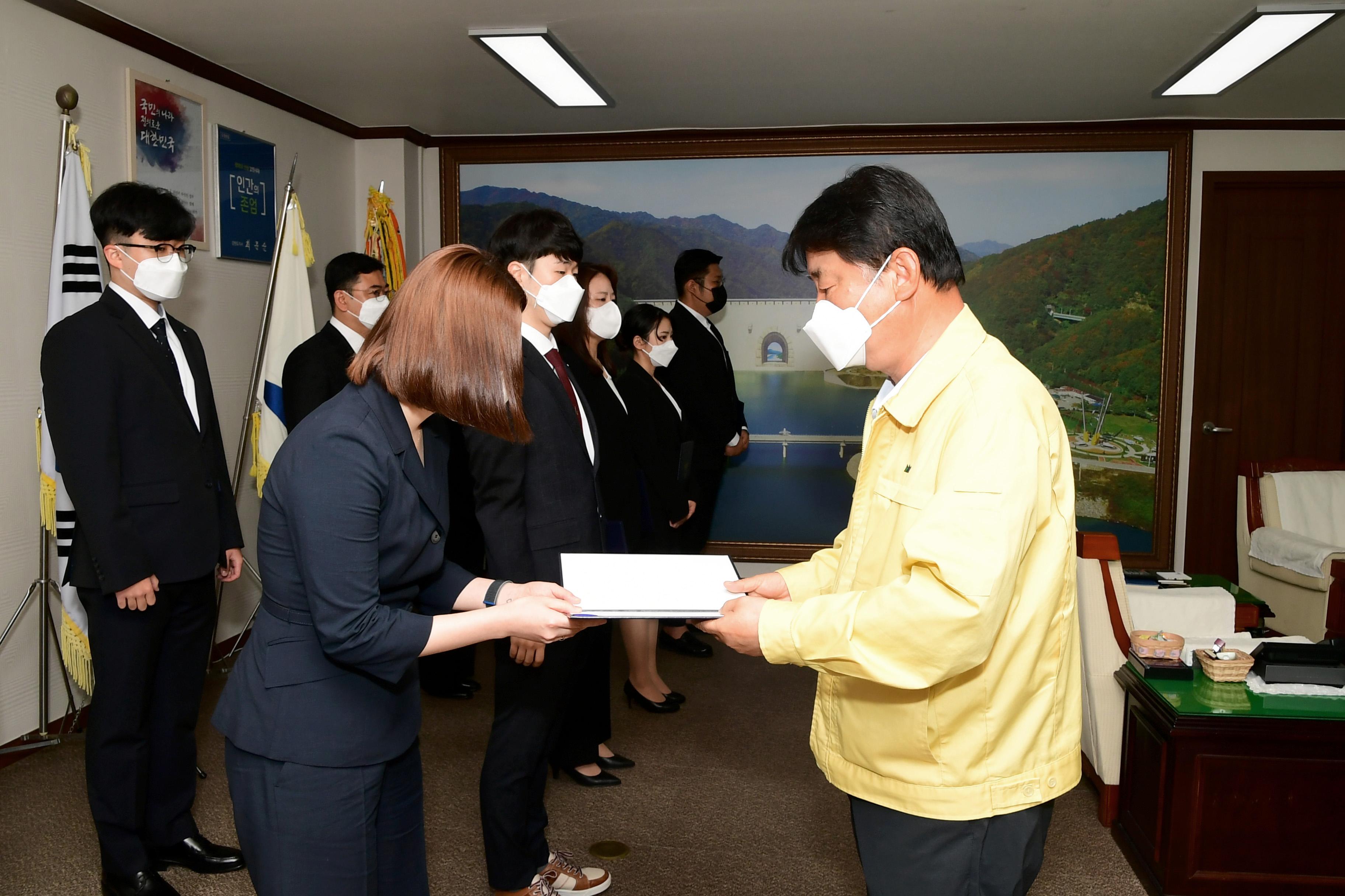 2021 화천군 인사발령자 임용장 수여식 의 사진