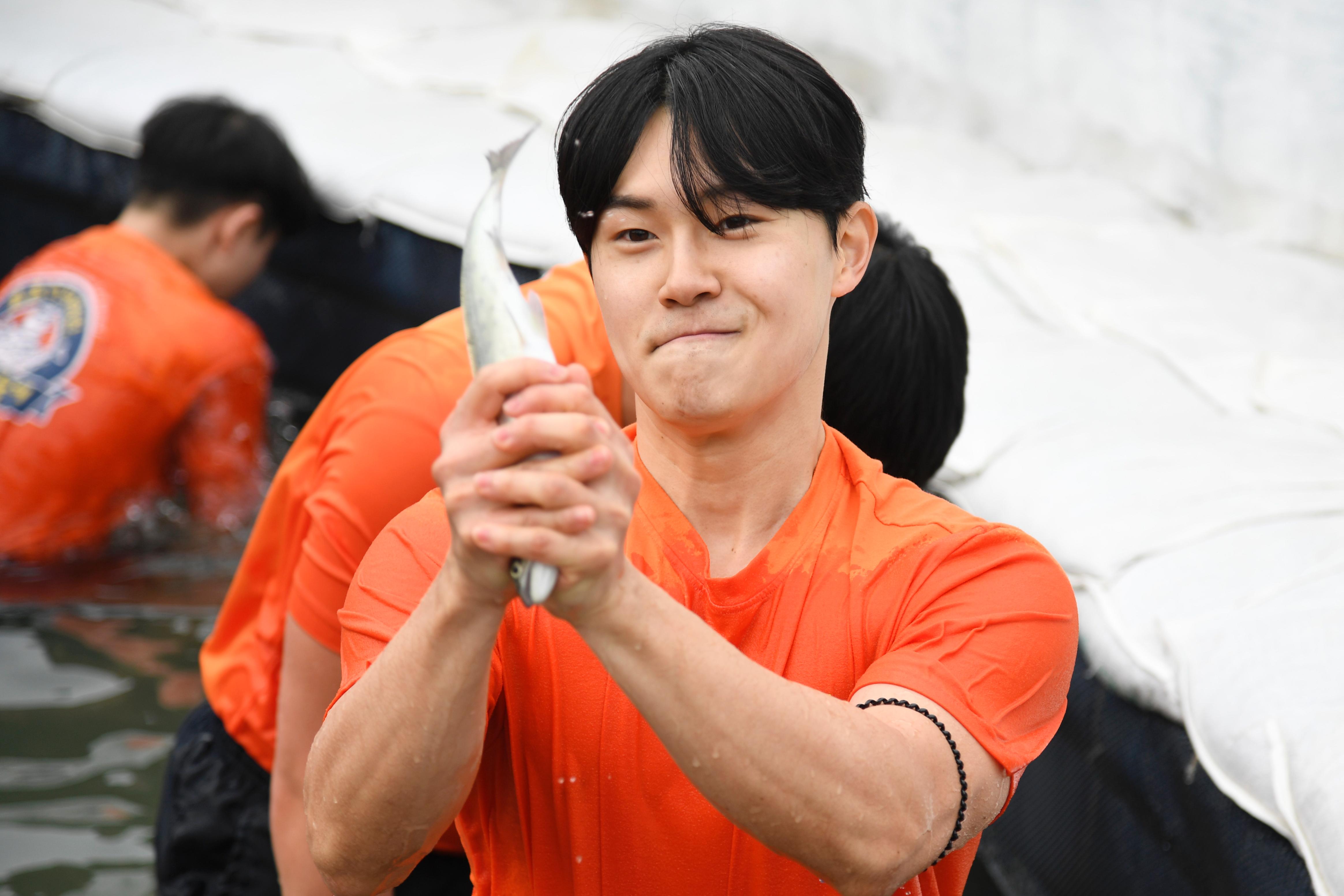 2025화천산천어축제 맨손잡기 의 사진