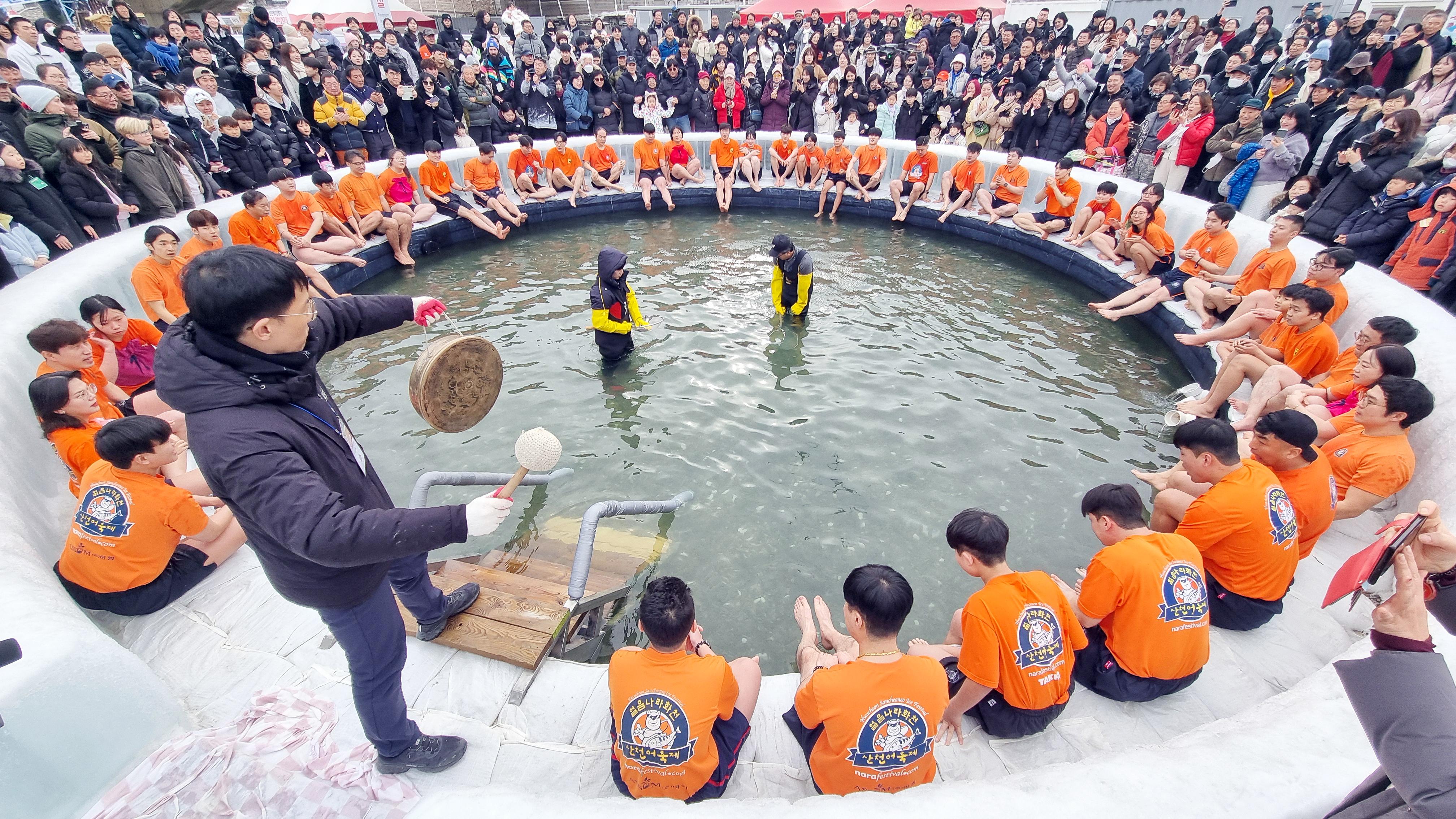 2025화천산천어축제 맨손잡기 의 사진