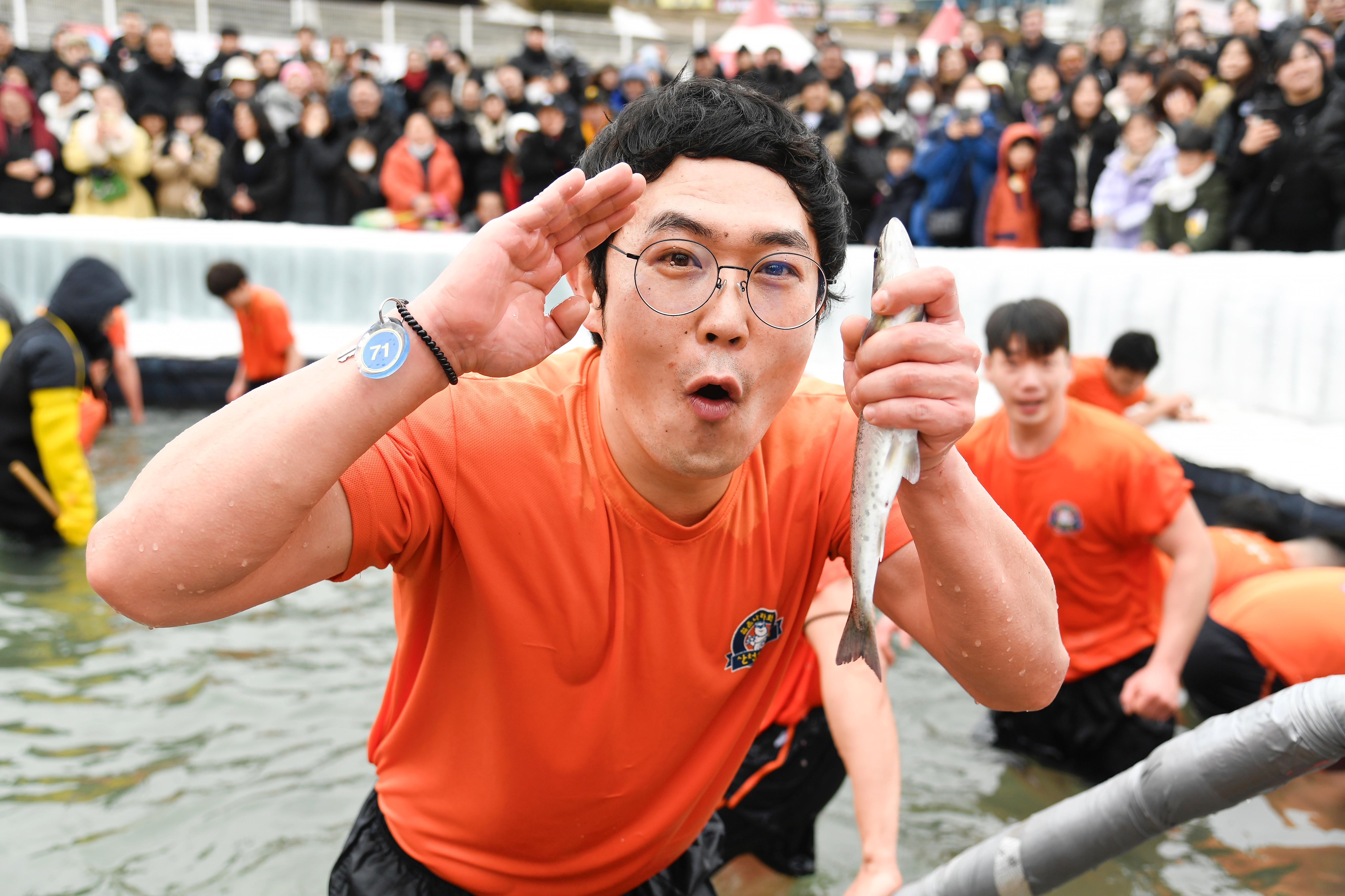 2025화천산천어축제 맨손잡기 의 사진