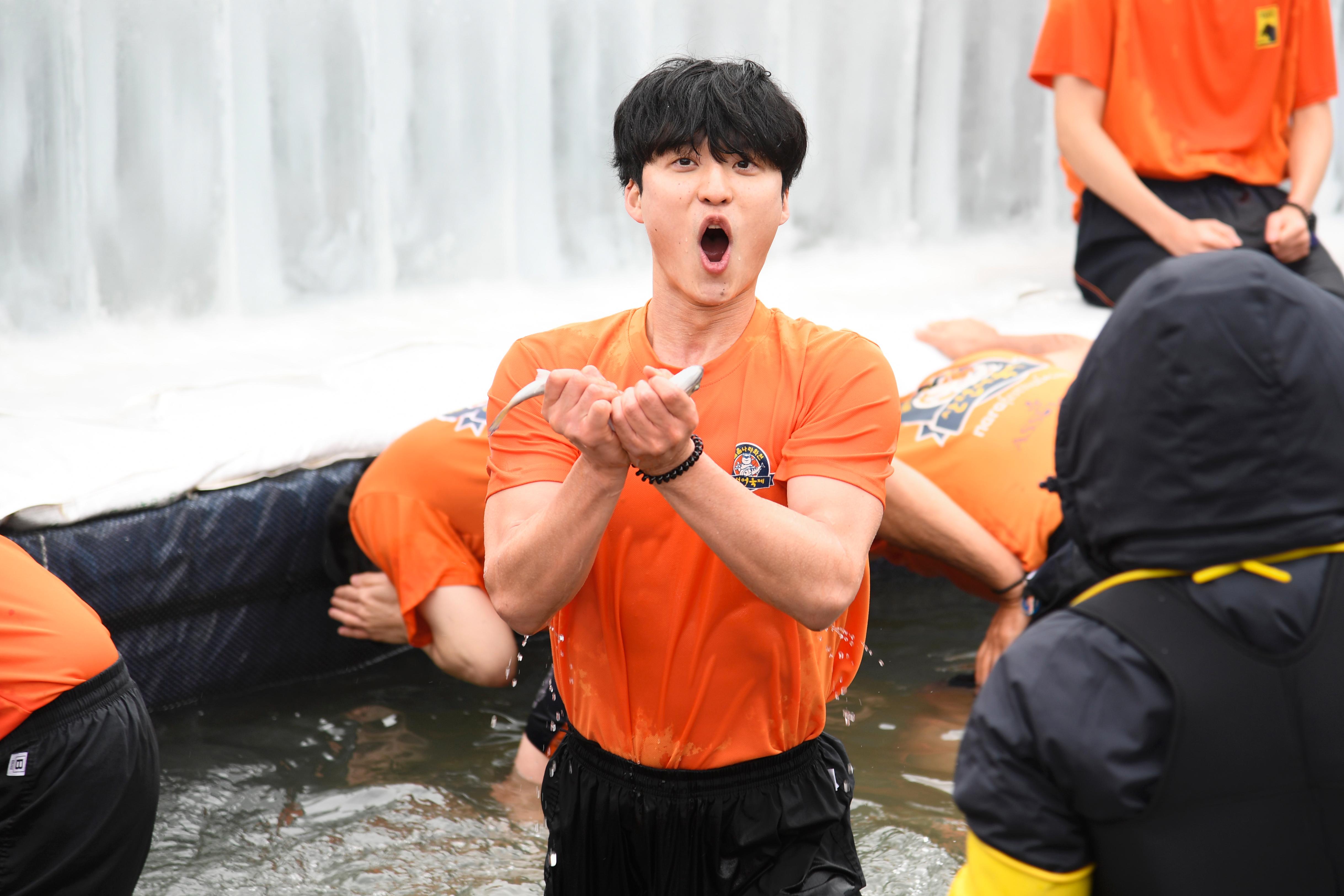 2025화천산천어축제 맨손잡기 의 사진