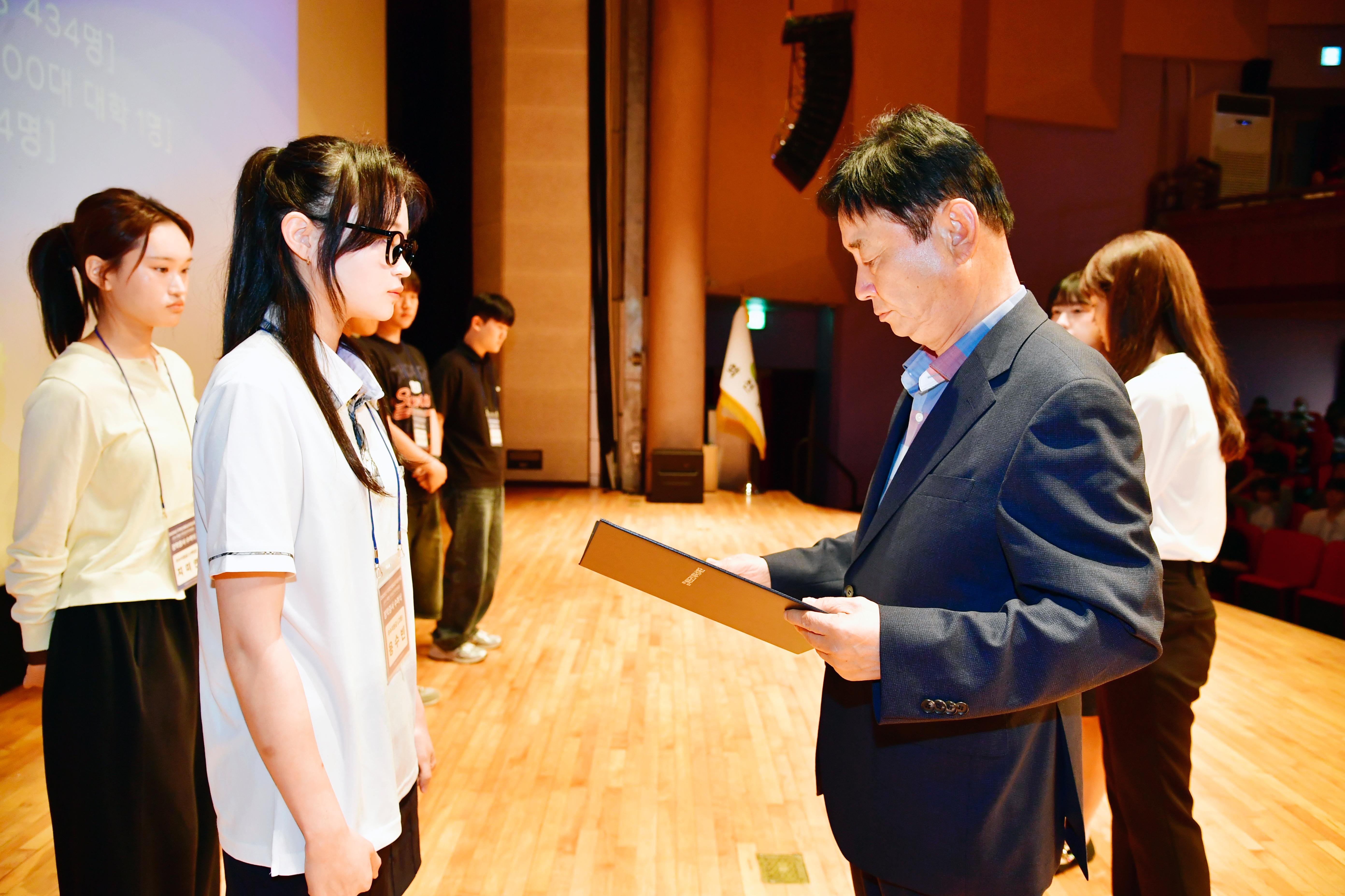 2025년 지역인재지원금 장학증서 수여식 의 사진