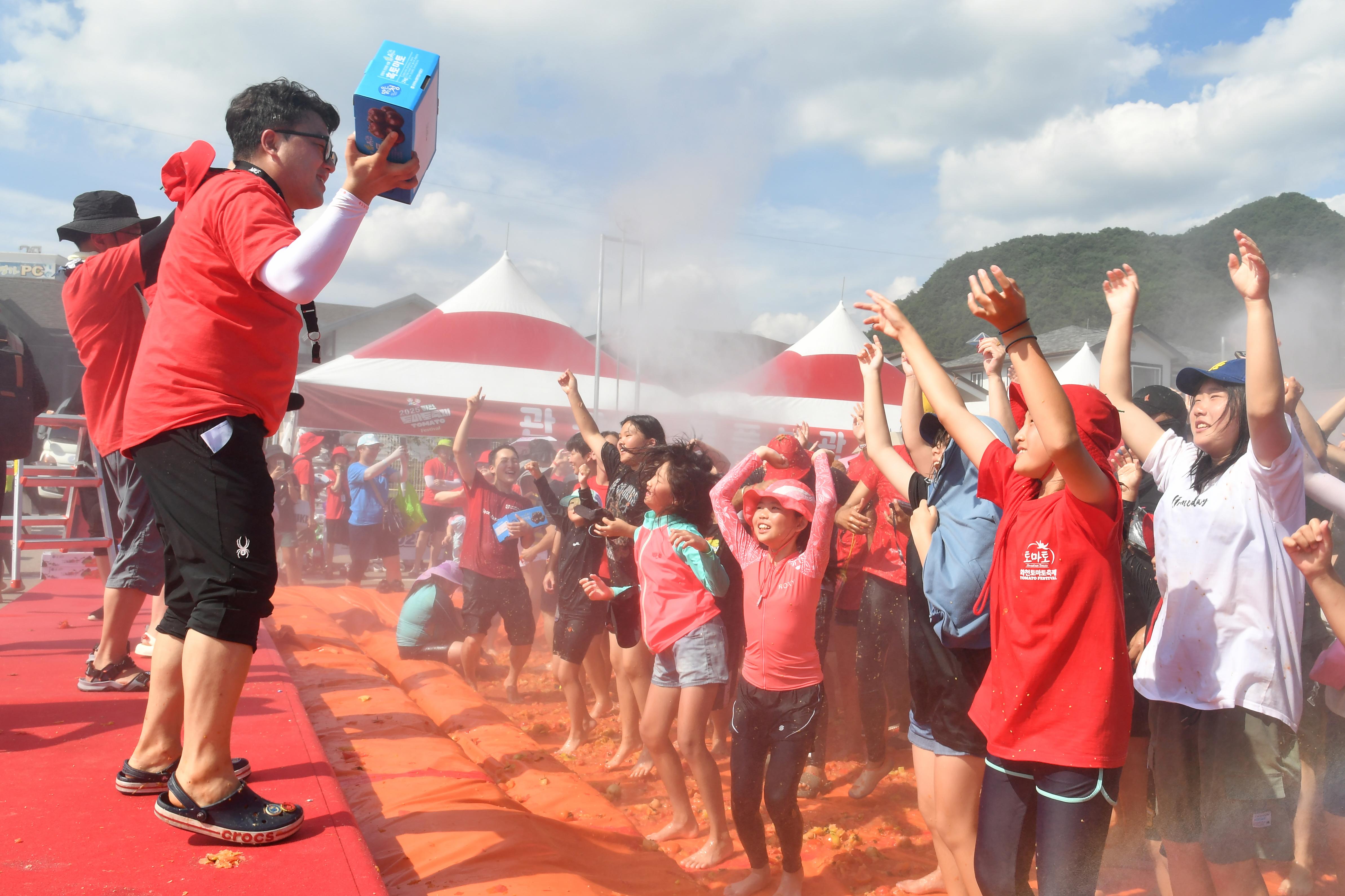 2025화천토마토축제_황금반지를 찾아라 의 사진