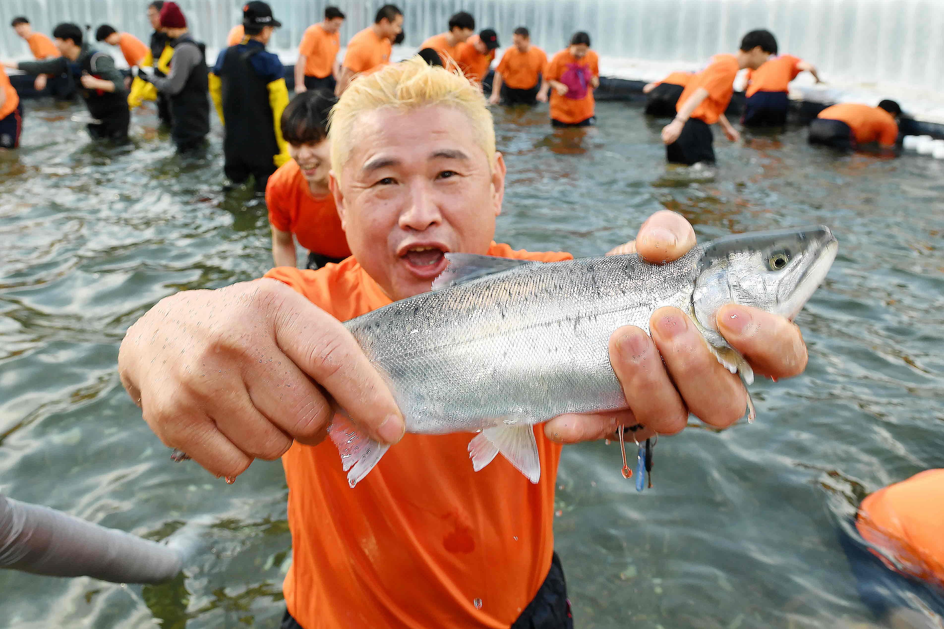 2026화천산천어축제_맨손잡기 사진