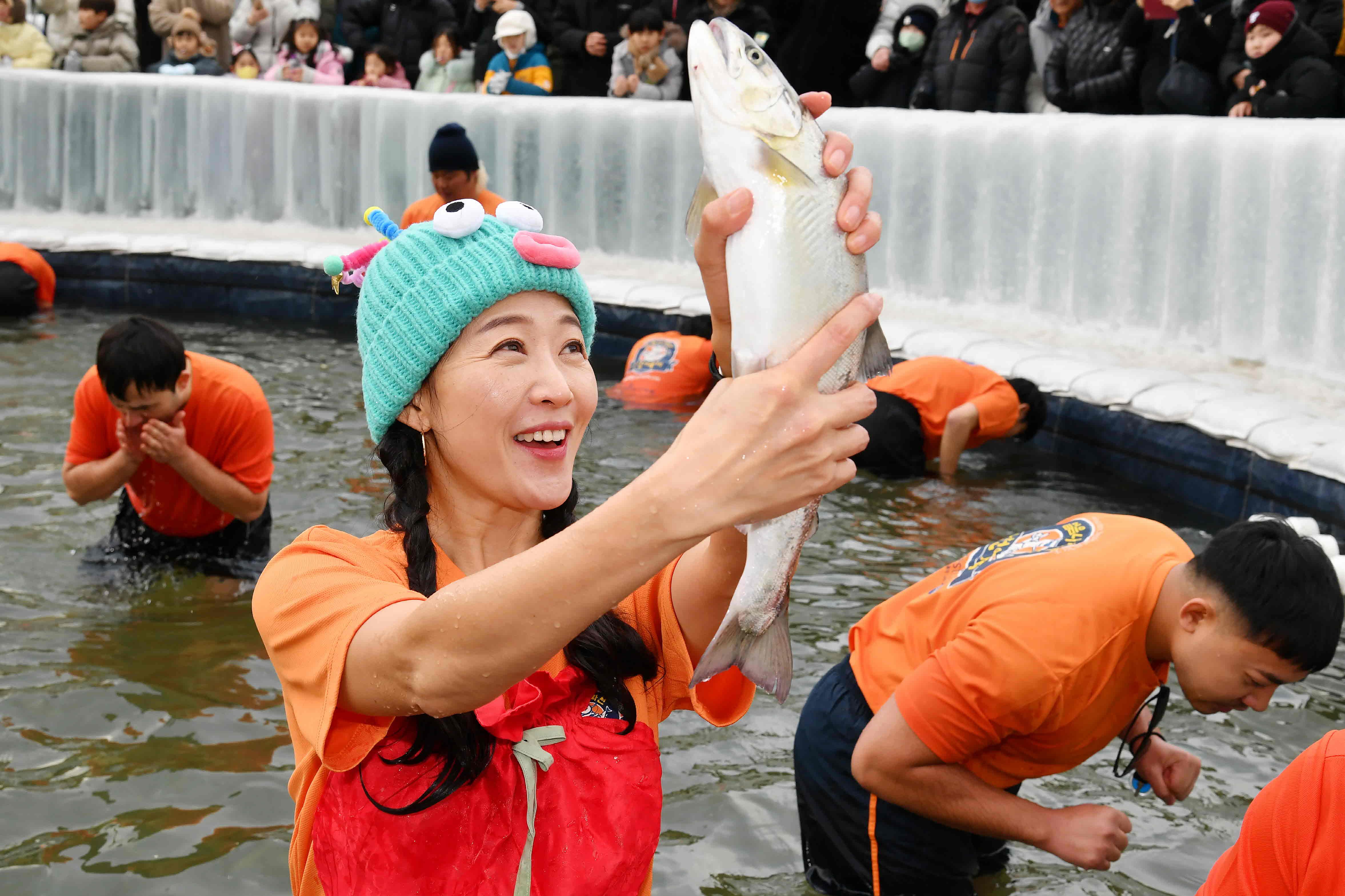 2026화천산천어축제_맨손잡기 의 사진