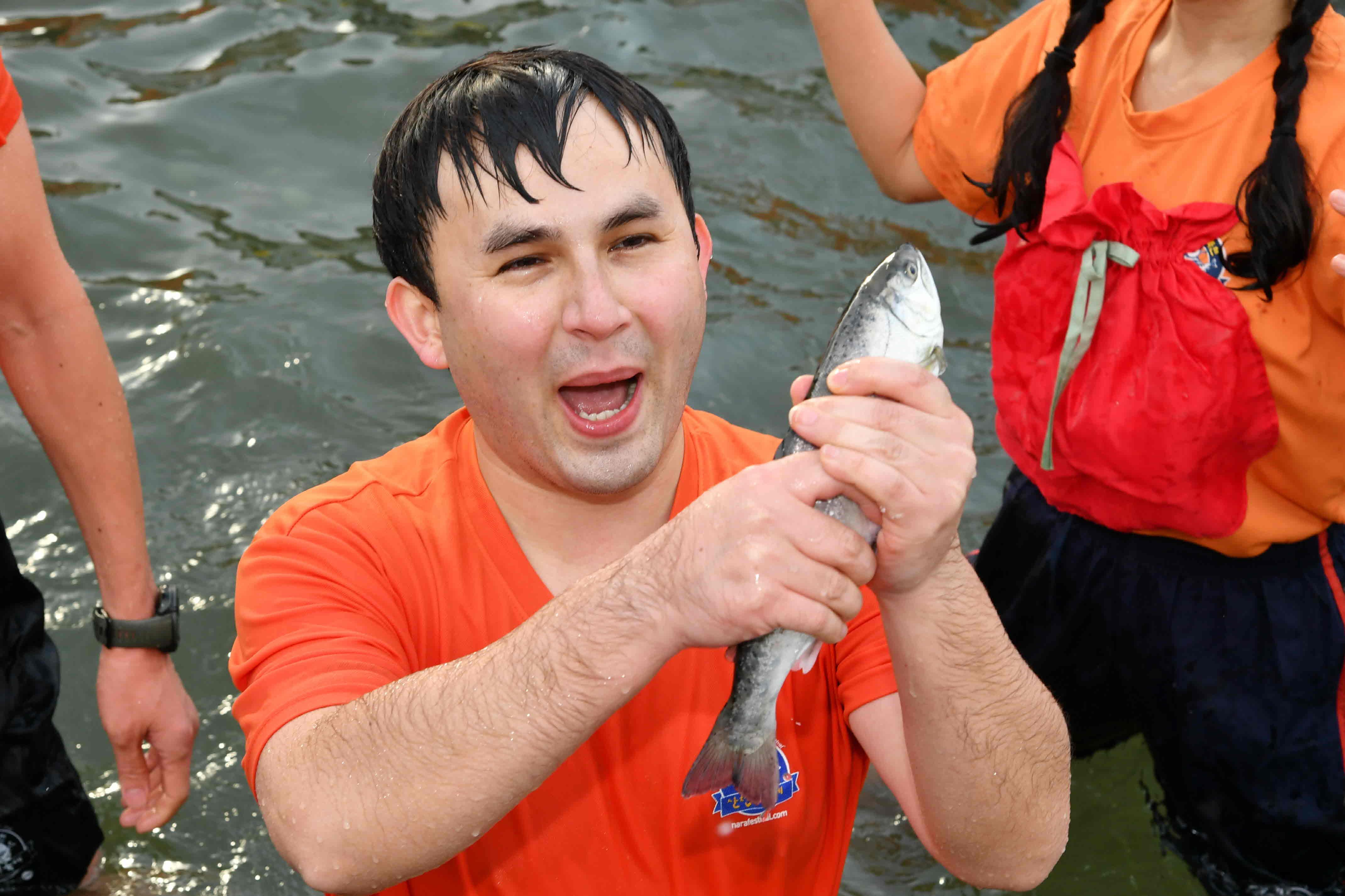 2026화천산천어축제_맨손잡기 의 사진