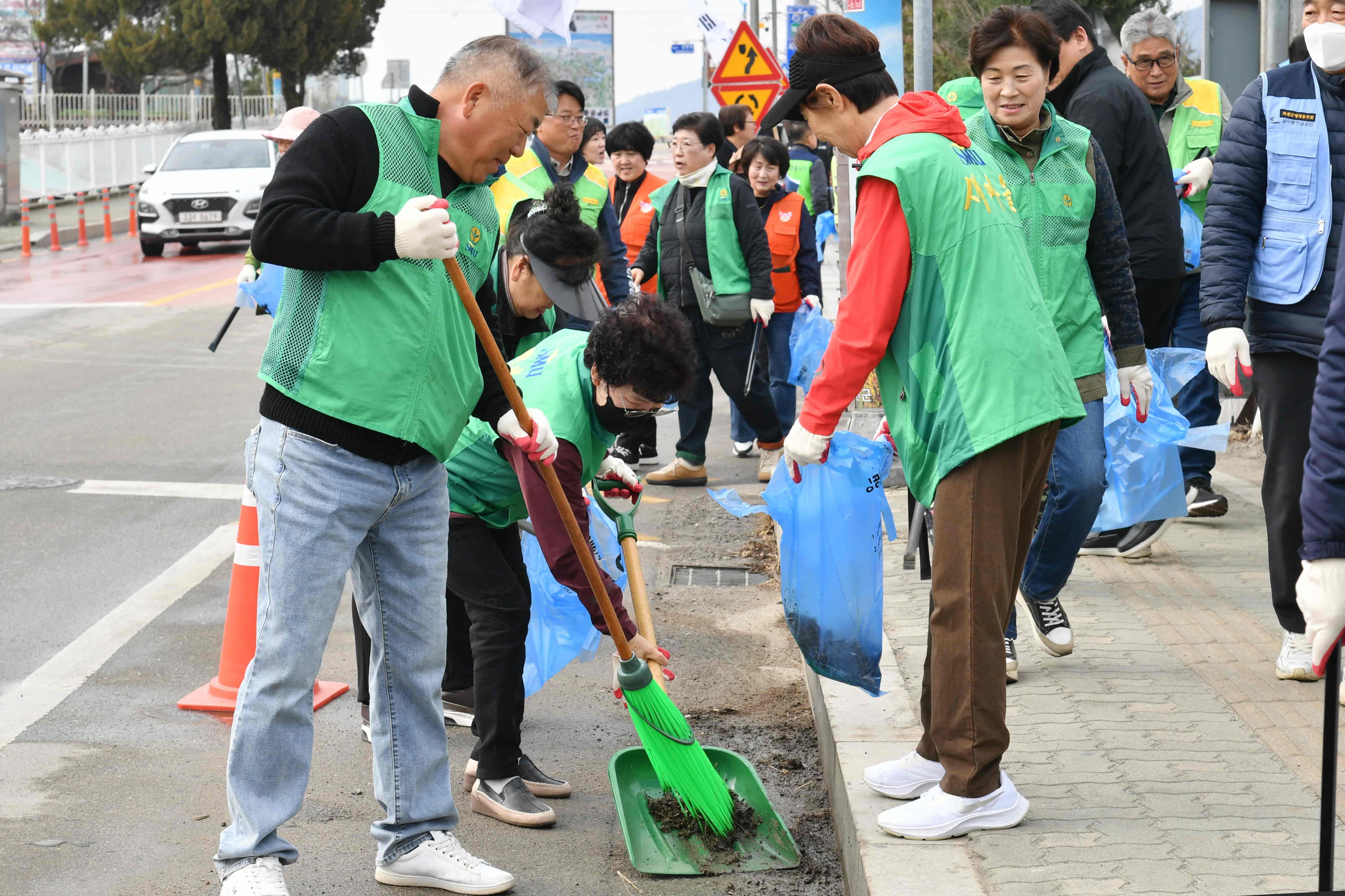 2026 화천군 새봄맞이 환경정화 의 사진