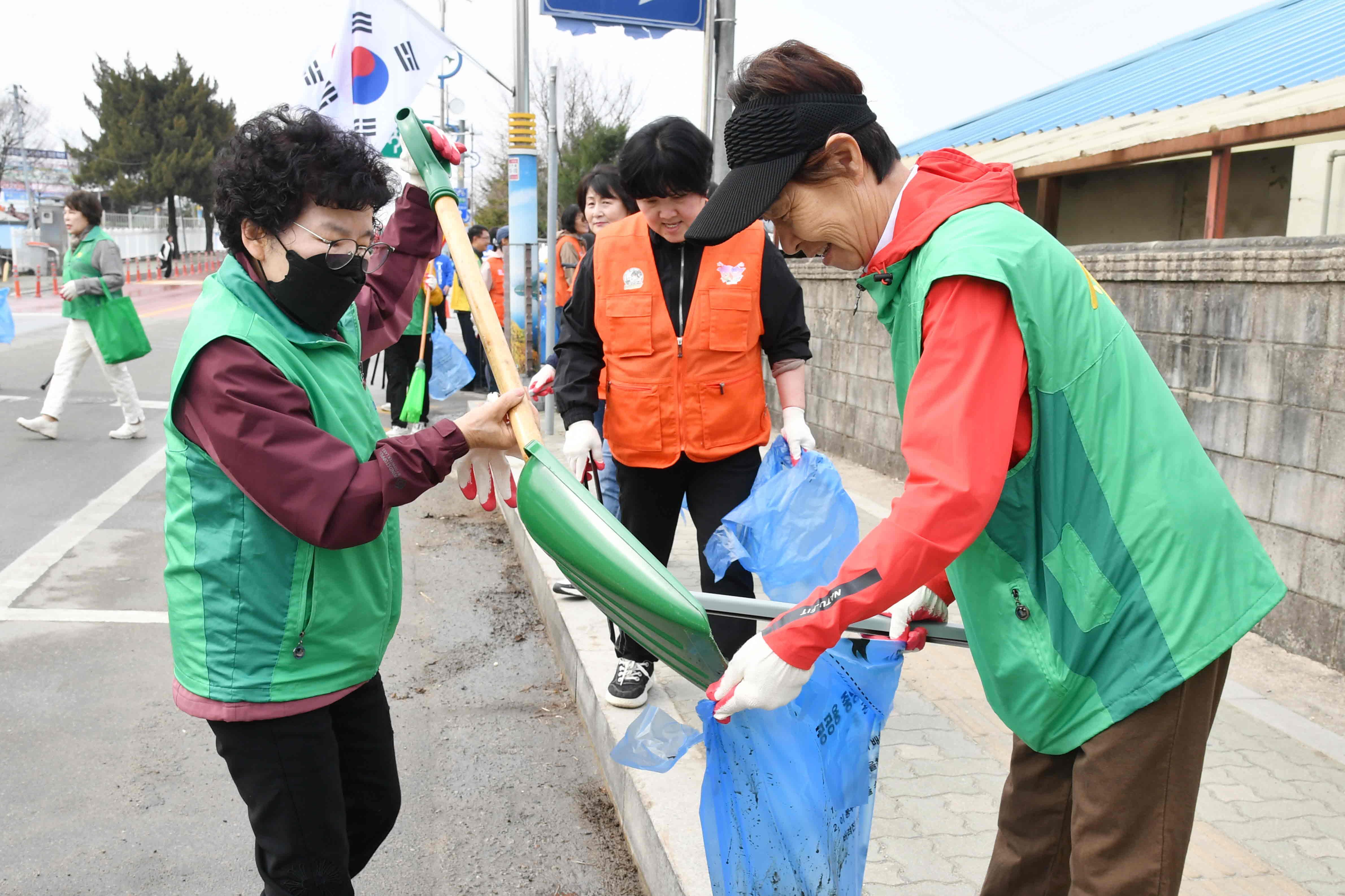 2026 화천군 새봄맞이 환경정화 의 사진