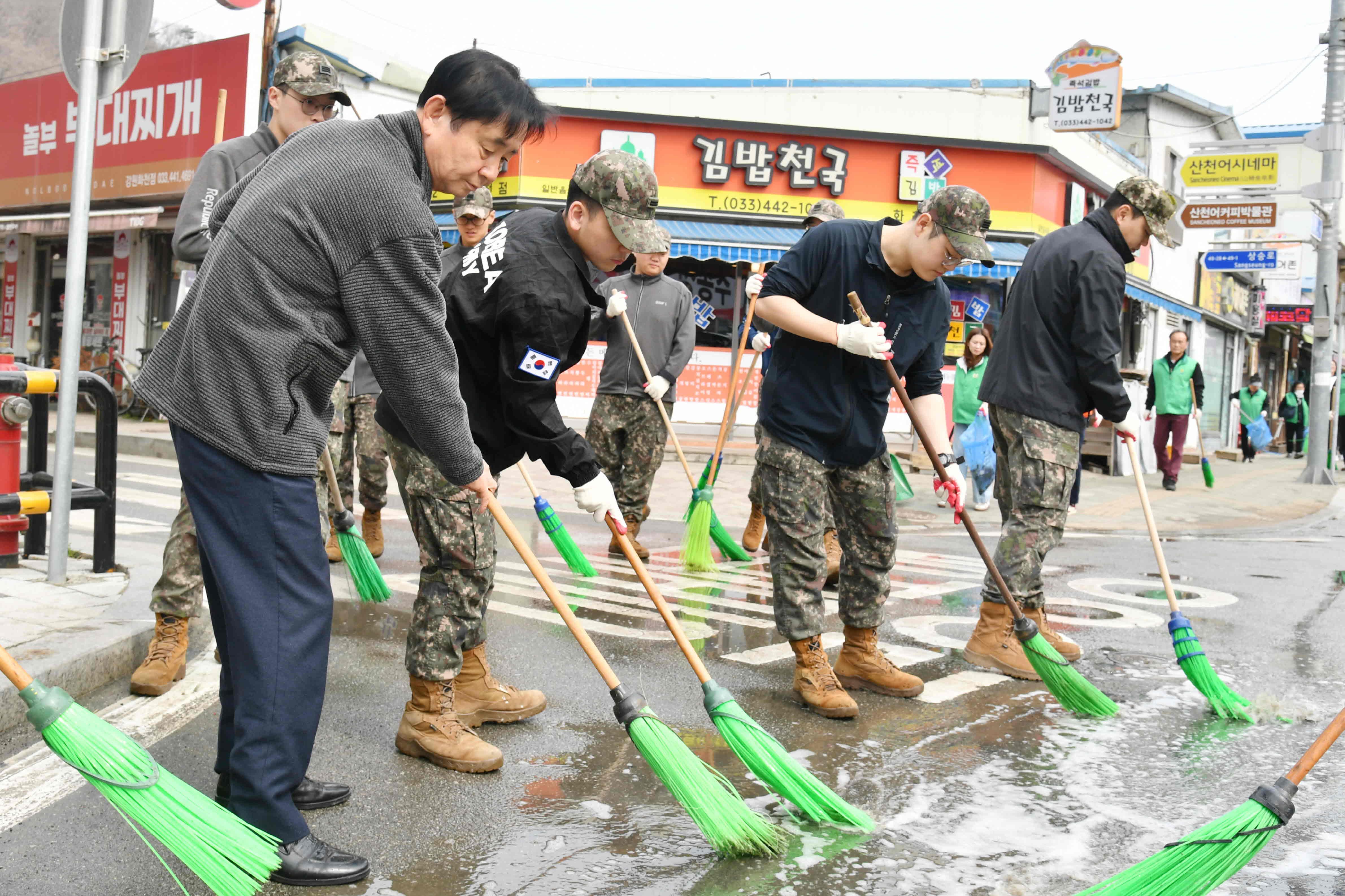 2026 화천군 새봄맞이 환경정화 의 사진