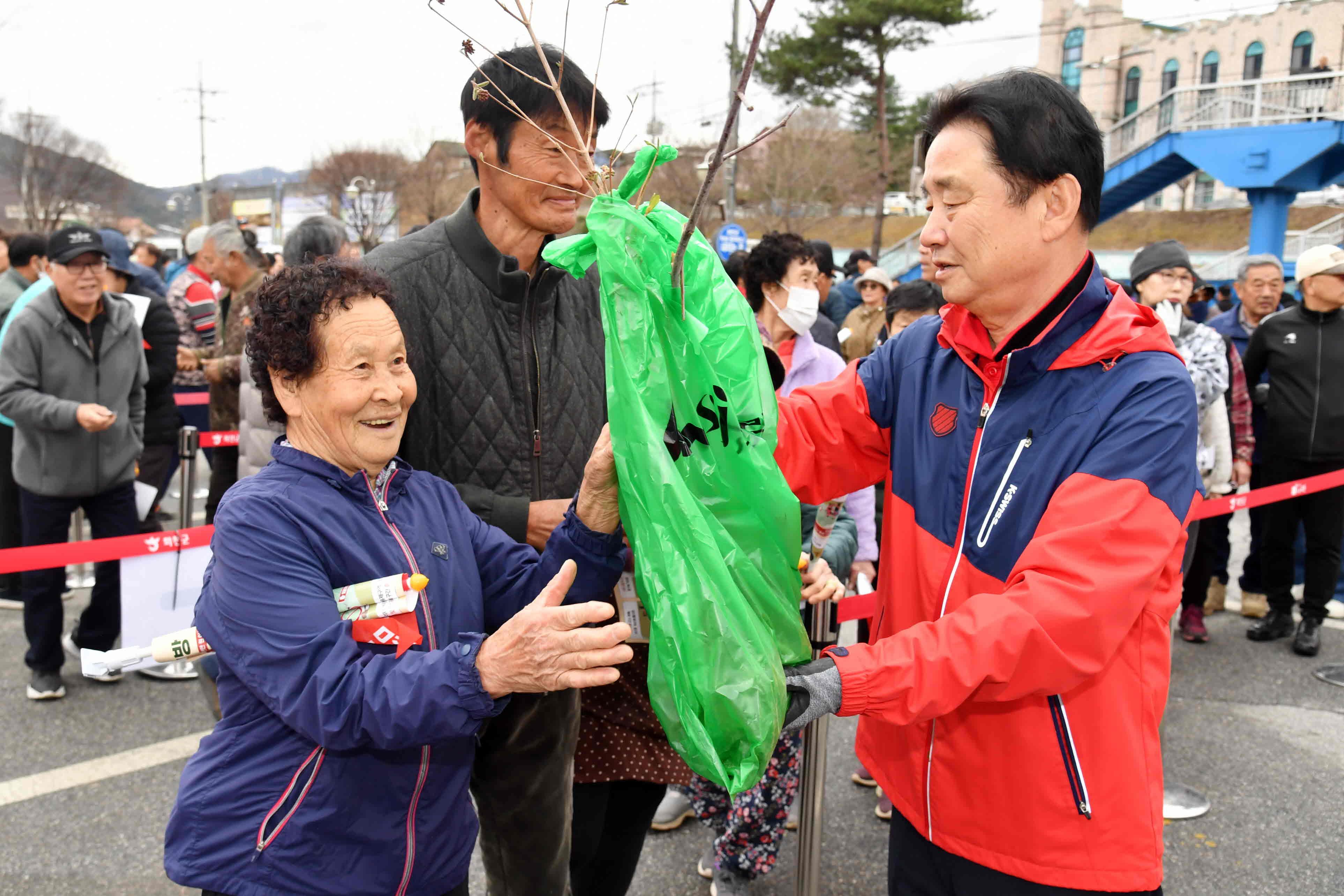 제81회 식목일 기념 나무 나눠주기 행사 의 사진