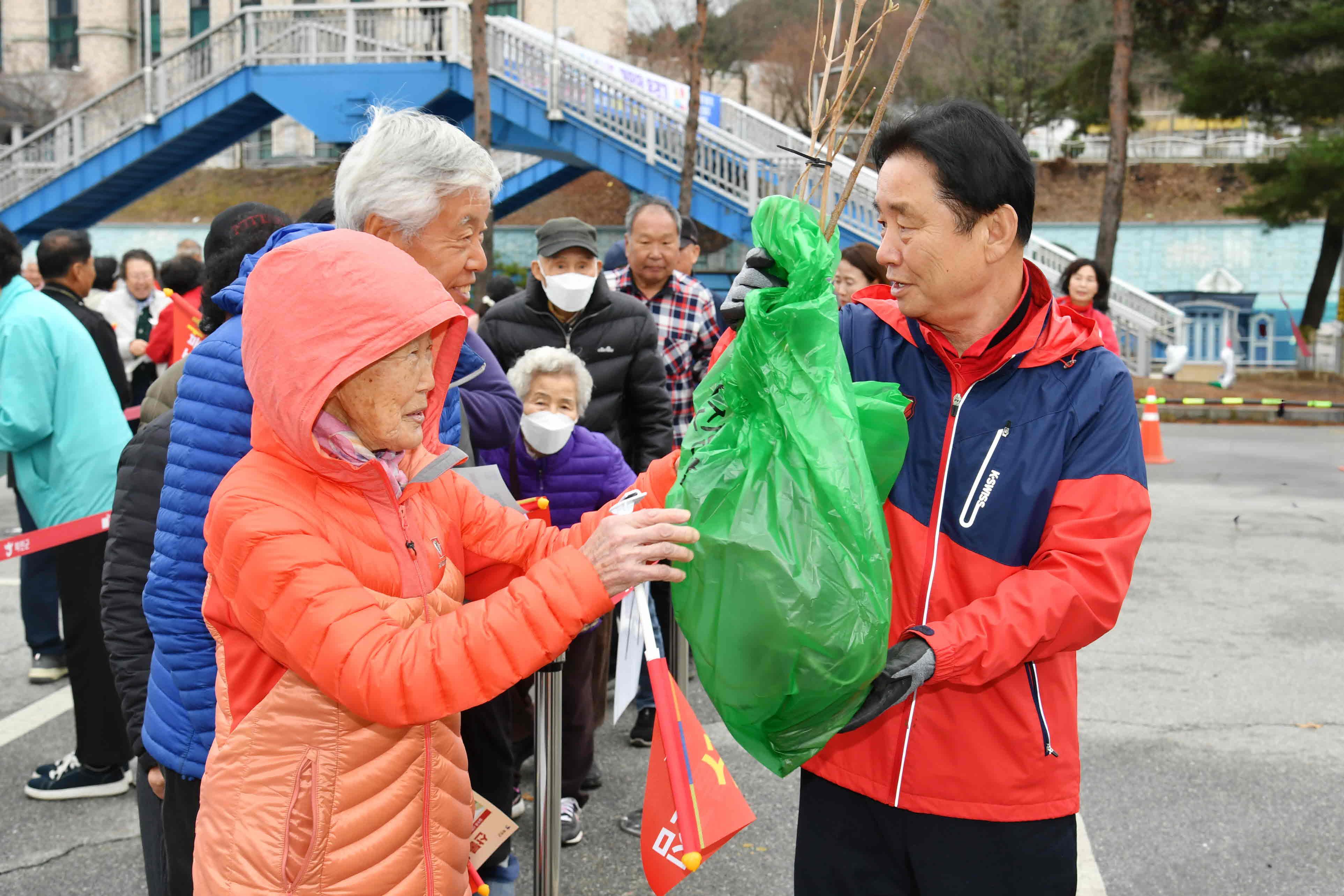 제81회 식목일 기념 나무 나눠주기 행사 의 사진