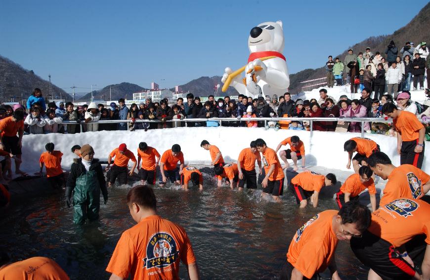 2007산천어축제 산천어맨손잡기 사진