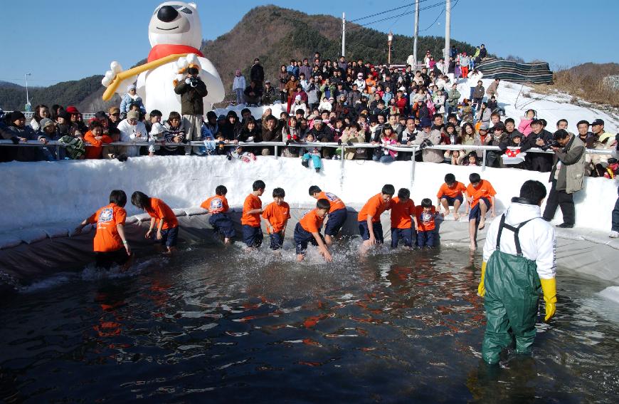 2007산천어축제 산천어맨손잡기 의 사진