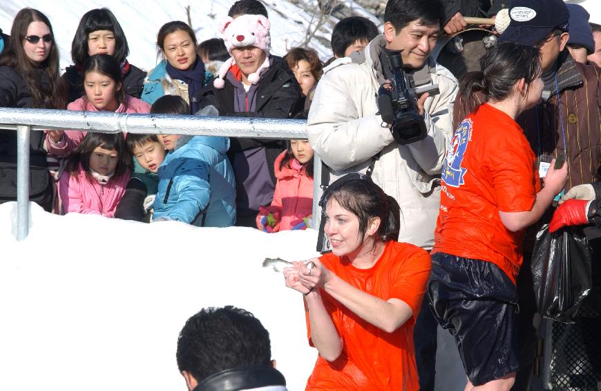 2007산천어축제 산천어맨손잡기 의 사진