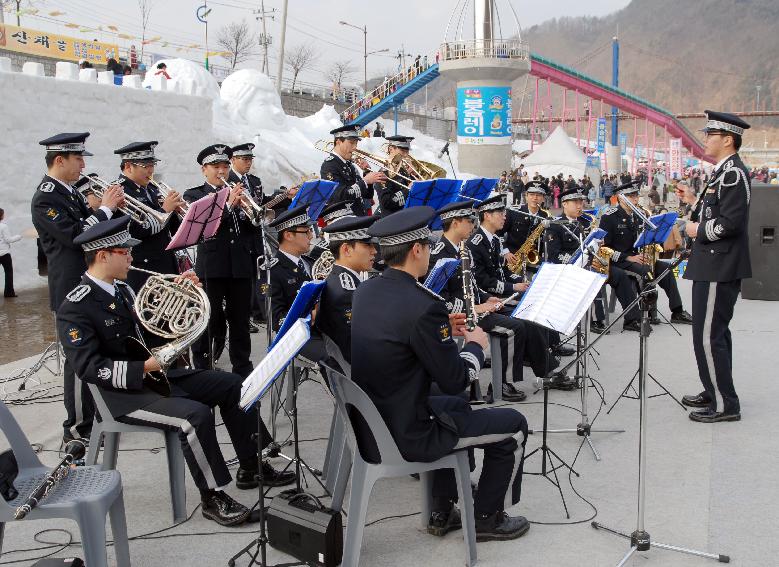 강원경찰악대 산천어축제 축하 연주회 의 사진