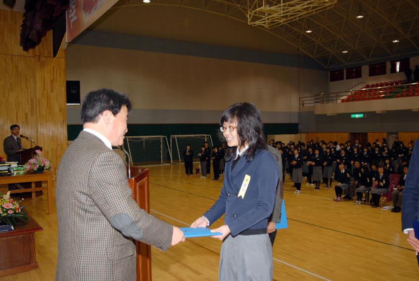 화천중.고등학교 졸업식 의 사진