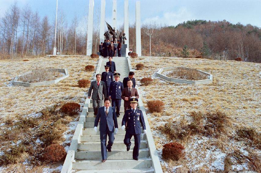 '82년 충열탑 참배 사진