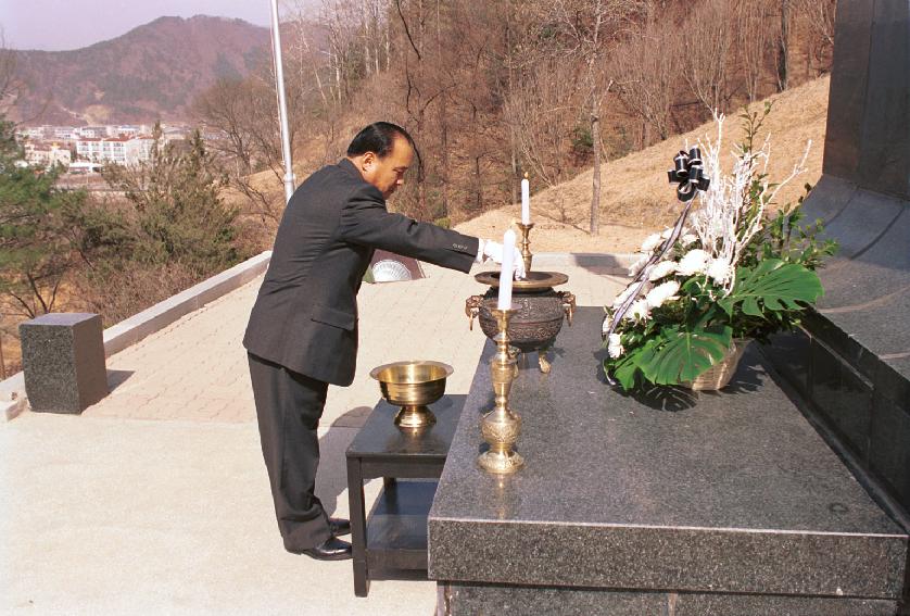 부군수 충열탑참배 사진