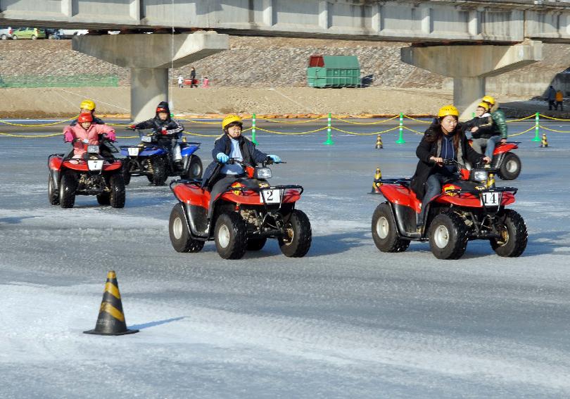 2008산천어축제 아이스로드(4륜 오토바이,자동차,얼곰이열차)체험행사 의 사진