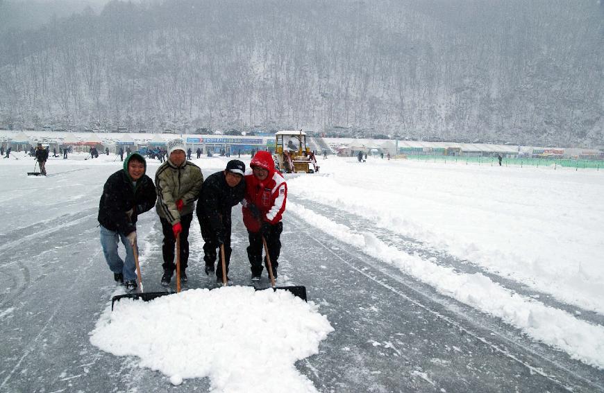 산천어축제장 제설작업 의 사진