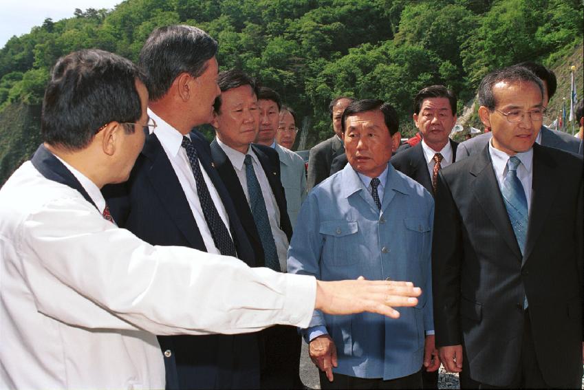 건교부장관 평화의댐 순시 의 사진