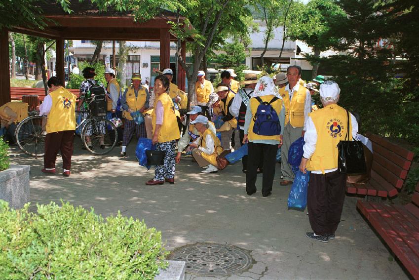 노인회 시가지 청결운동 참여 의 사진