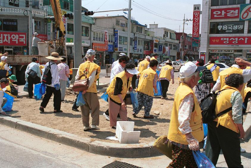 노인회 시가지 청결운동 참여 의 사진