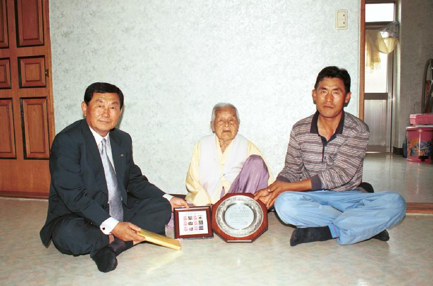 정군100주년기념 104세 임숙자여사 기념패 사진