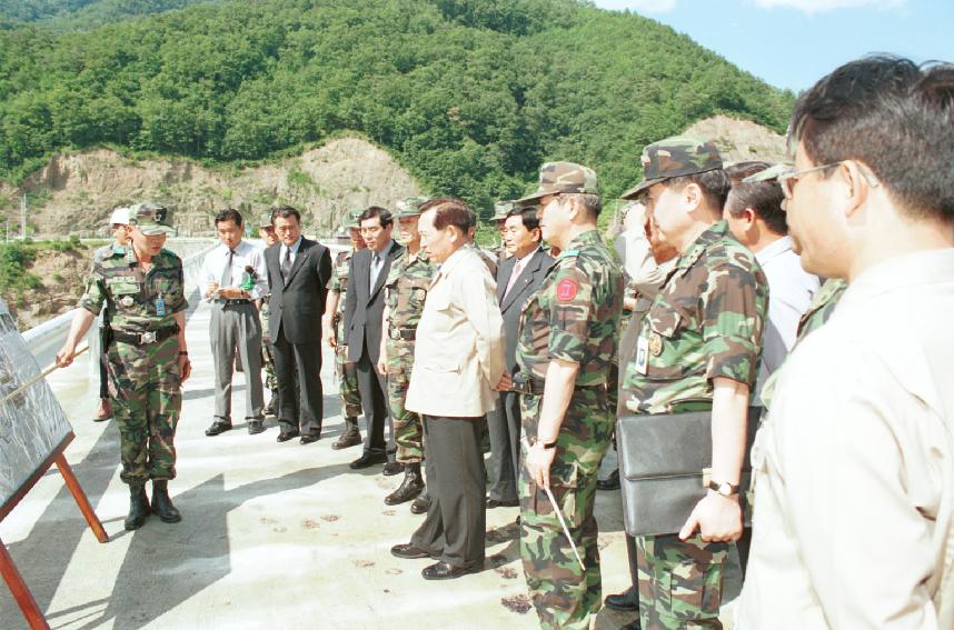 국방부장관 평화의댐 순시 의 사진