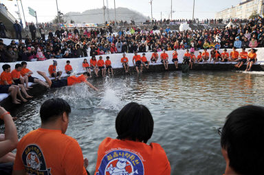 2009산천어축제 산천어맨손잡기 의 사진