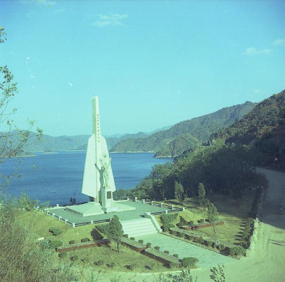 자유수호탑 의 사진
