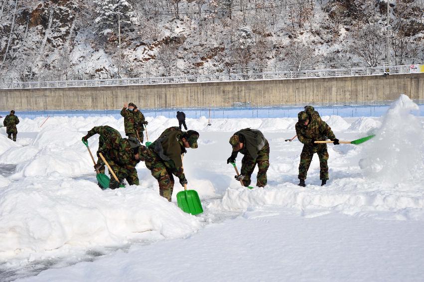 산천어축제장 제설작업 의 사진