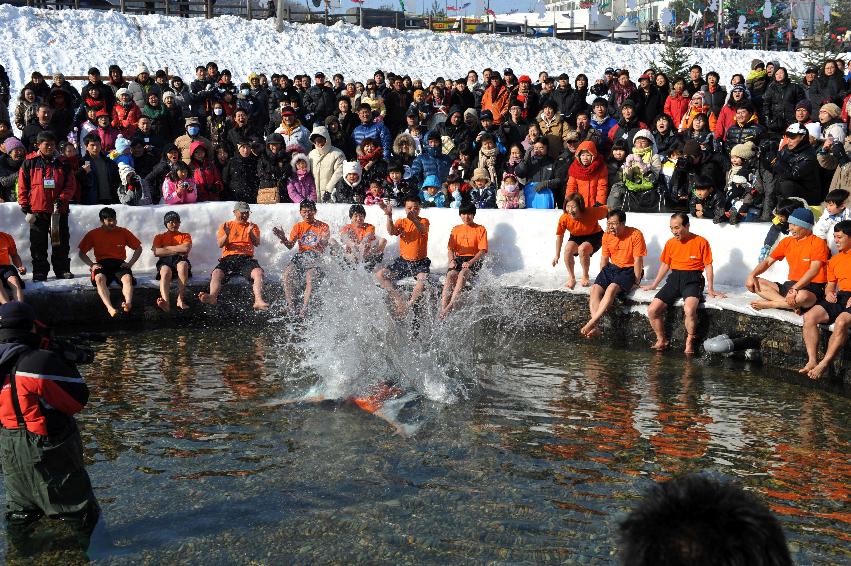 2010산천어축제 산천어맨손잡기 사진