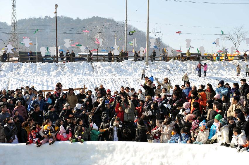 2010산천어축제 산천어맨손잡기 의 사진