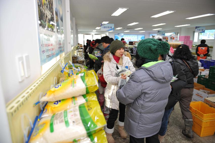 2010산천어축제장 청정농특산물 전시,판매장 및 뻥튀기  의 사진